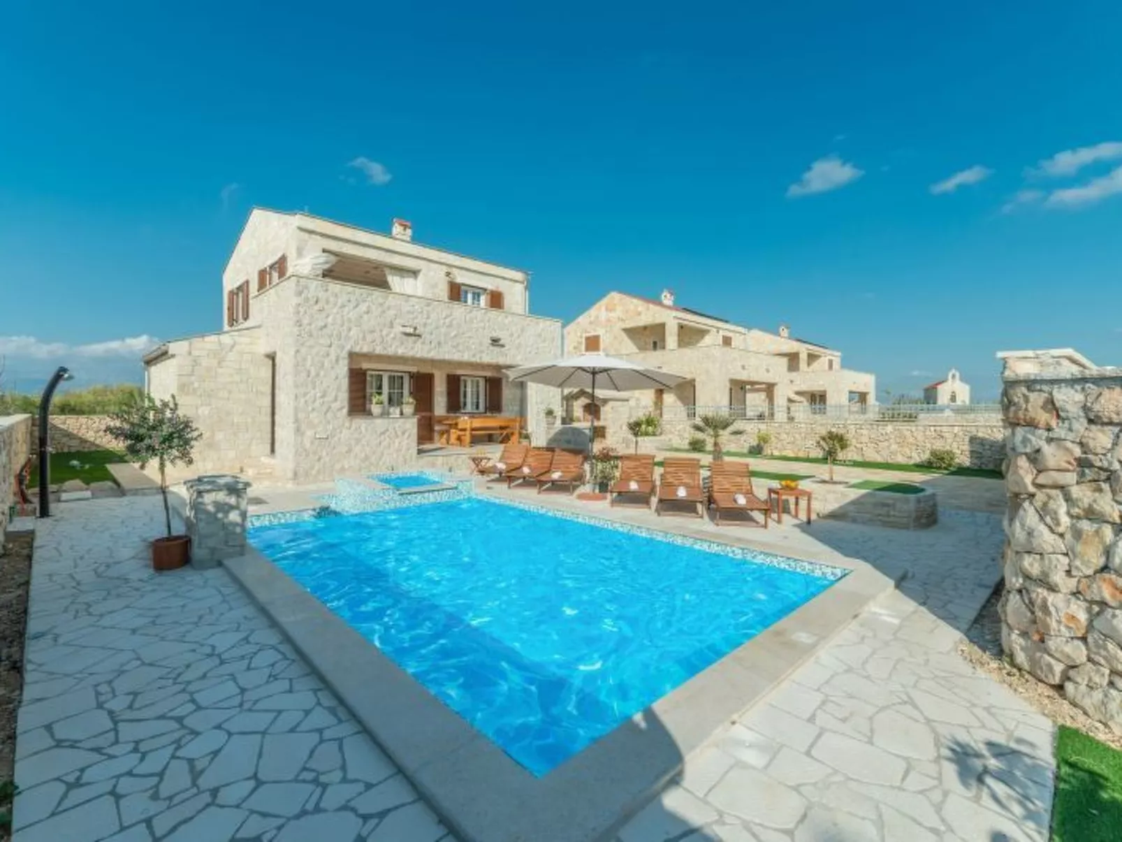 Villa mit beheiztem Pool, schöne Aussicht, Strandnähe - Image-tags.info