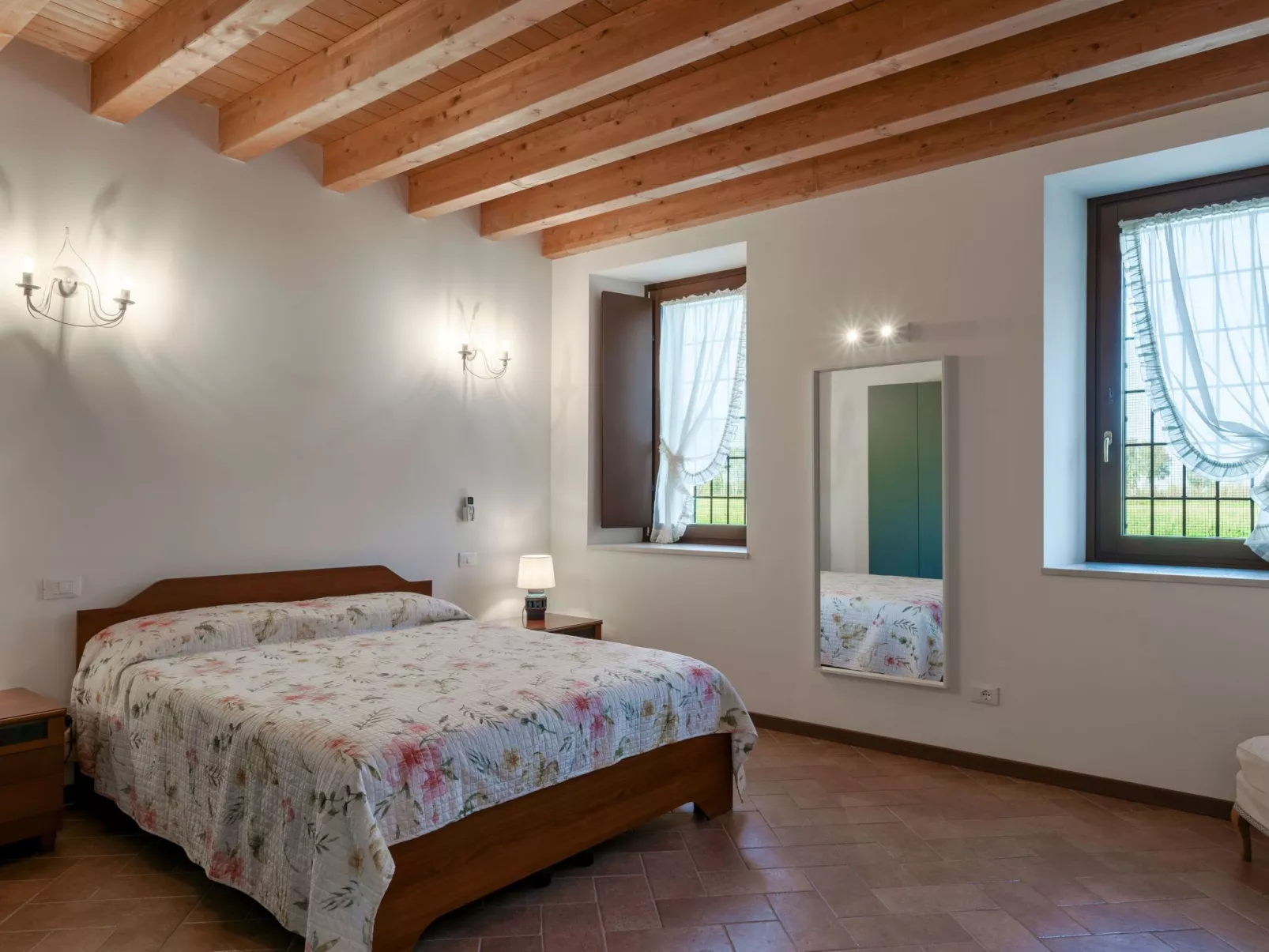 Zweizimmerwohnung mit Doppelbett und zwei Schlafsofas - Image-tags.info