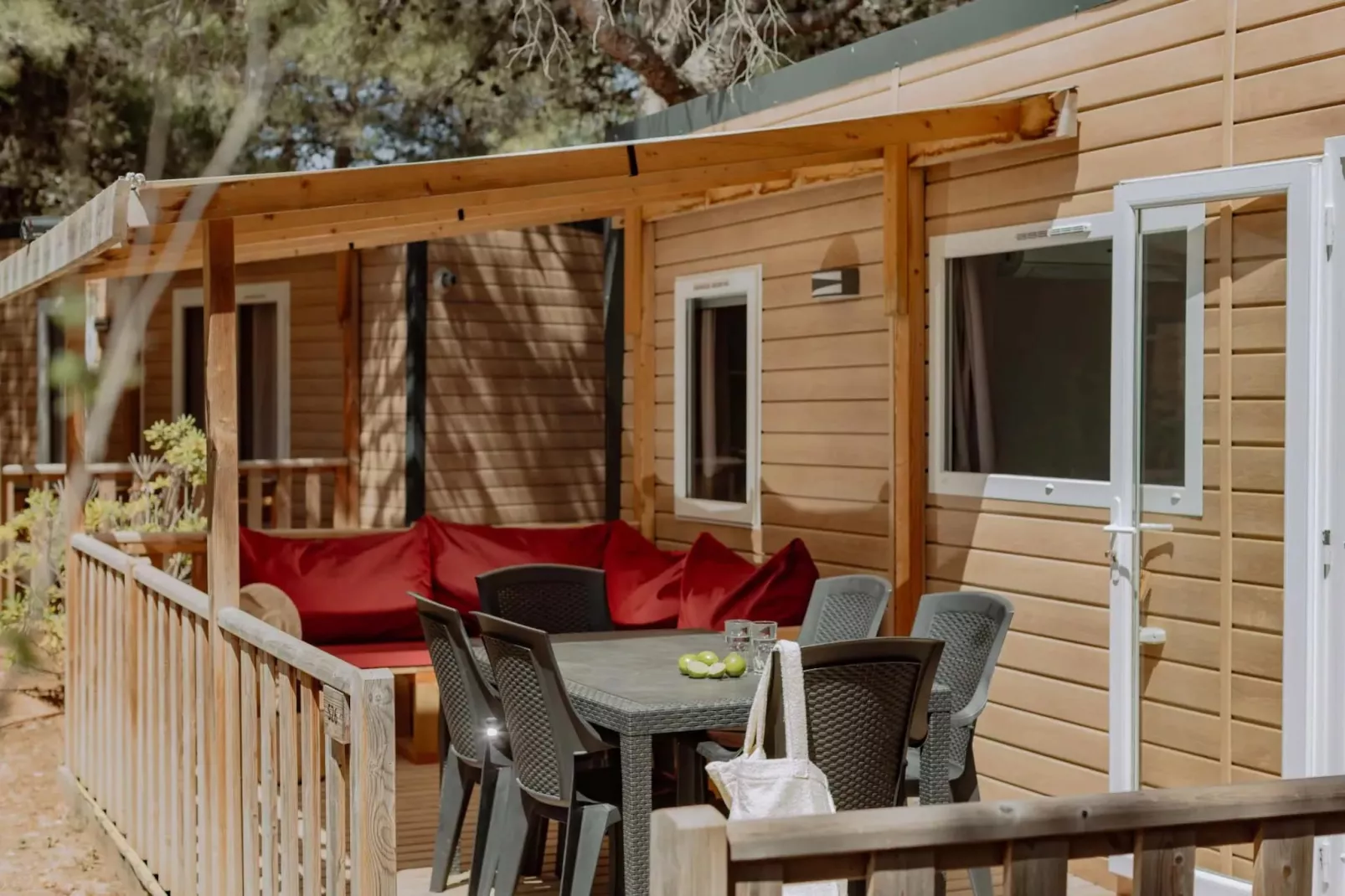 HOLA CAMP SITGES GARROFER-Bungalow Comfort 6-Terrasbalkon