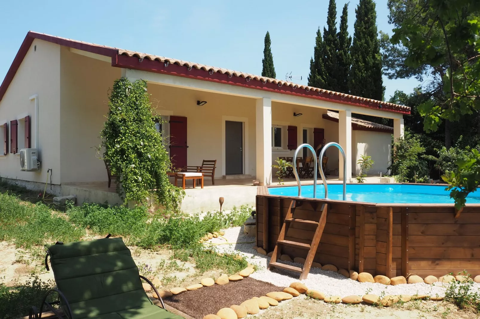 Ferienhaus in Domazan-Buitenkant zomer