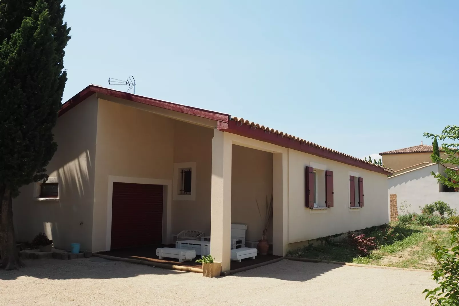 Ferienhaus in Domazan-Buitenkant zomer