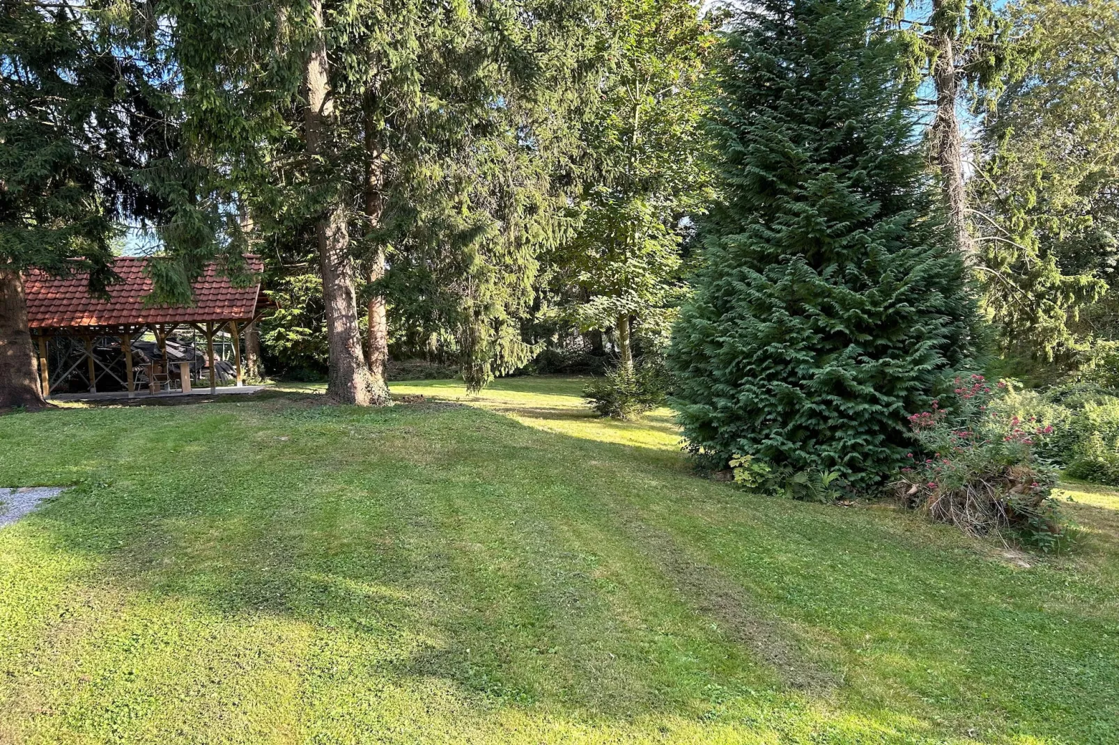 L'Ecureuil Blanc-Tuinen zomer