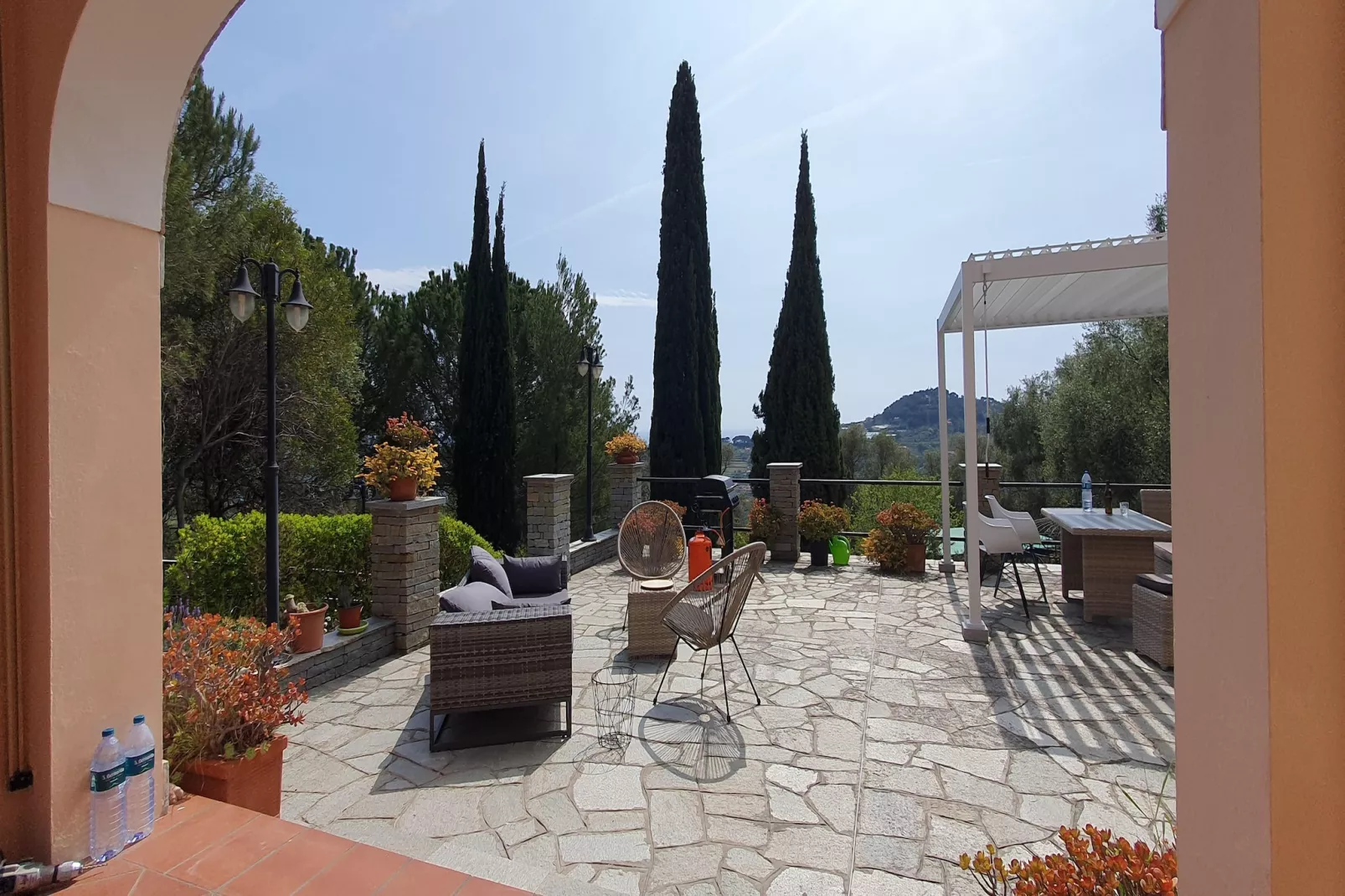 Charmante Villa mit drei Apartments und Meerblick KReidl-Terrasbalkon