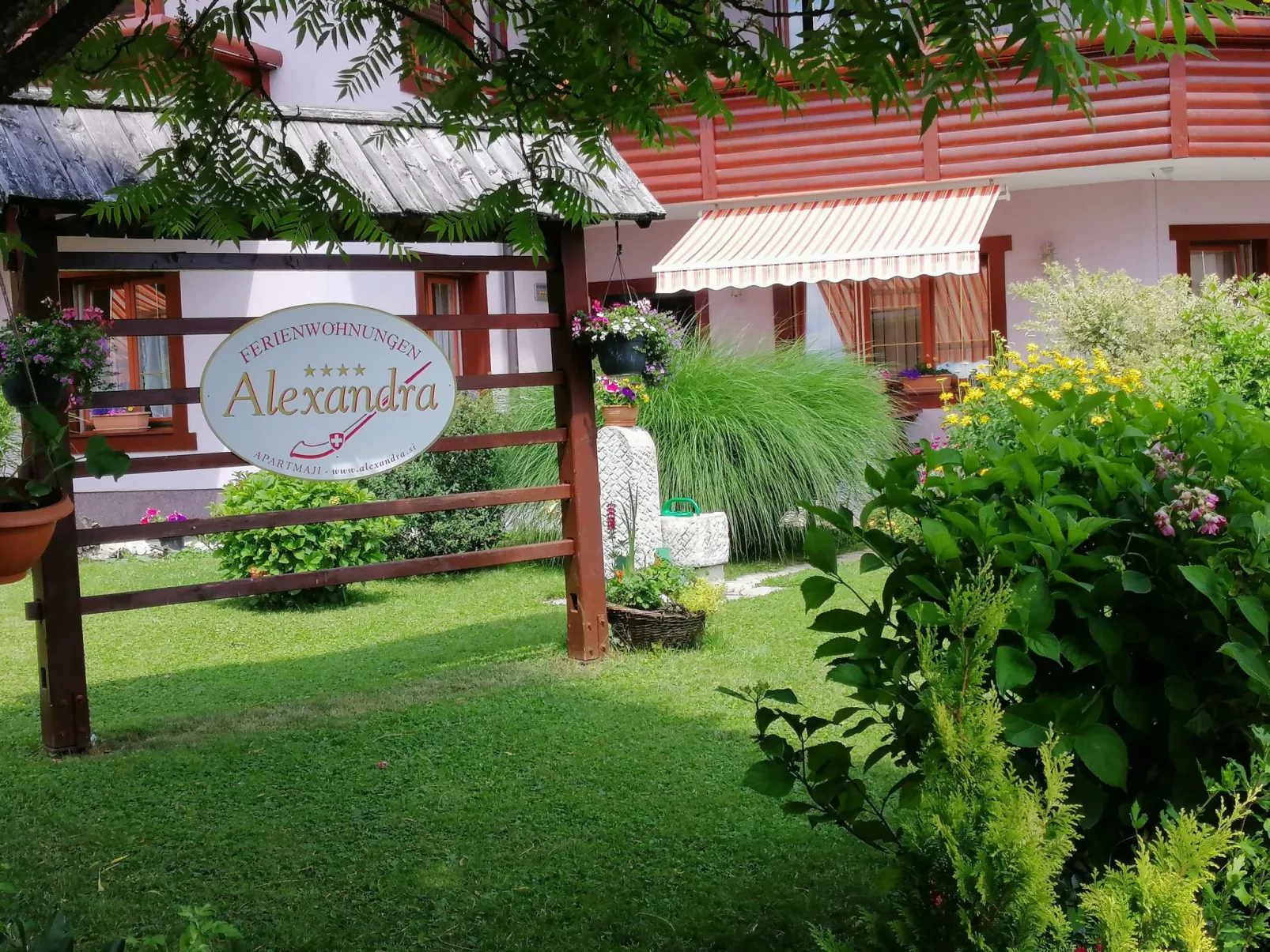 Mit eigenem Garten und Terrasse - Image-tags.info