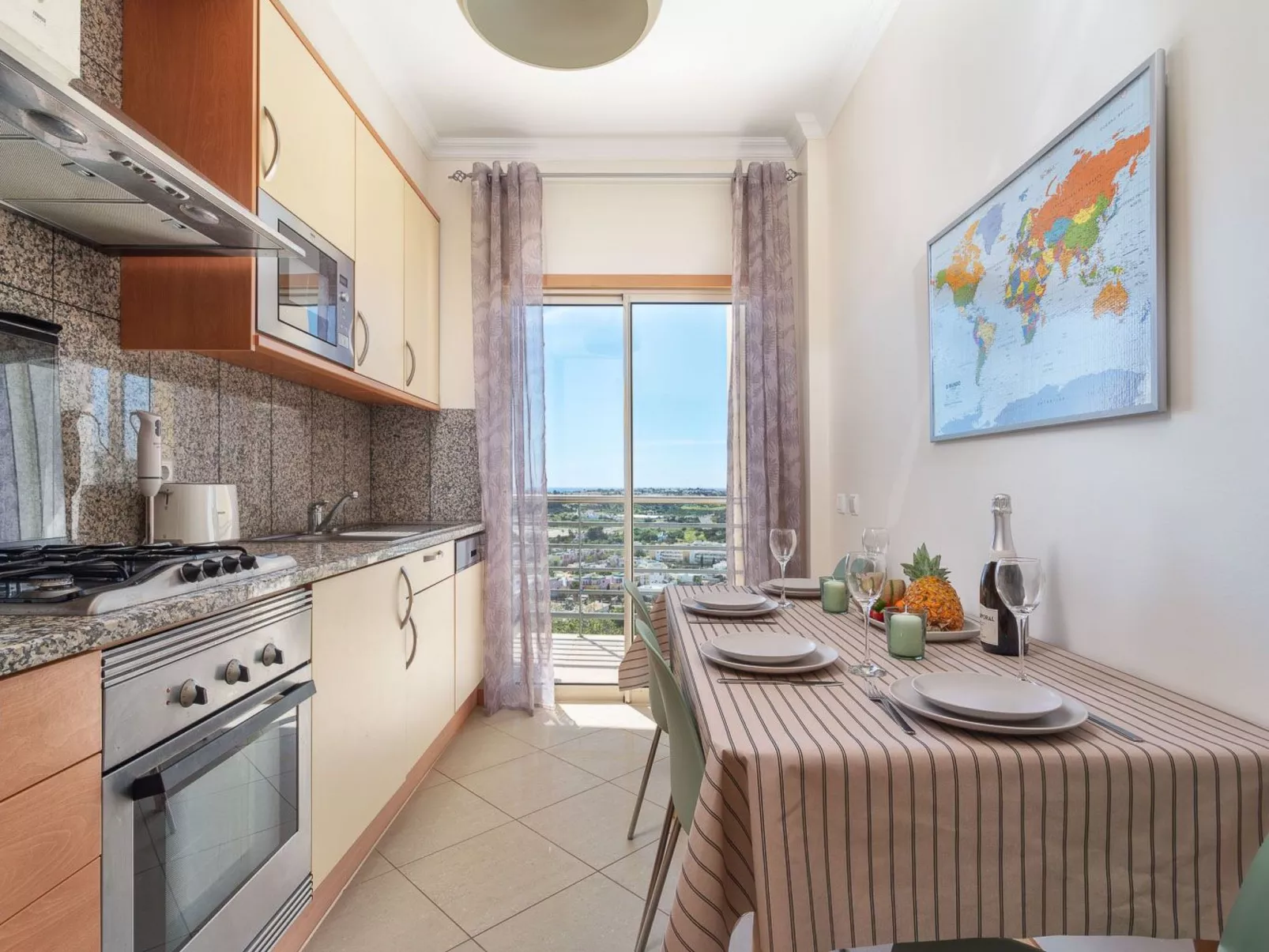 "Elena 2" mit Blick auf das Wasser - Image-tags.info