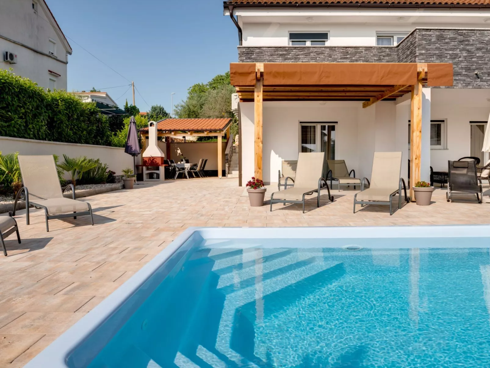 Schönes Haus in Pinezići mit privatem Parkplatz - Image-tags.info