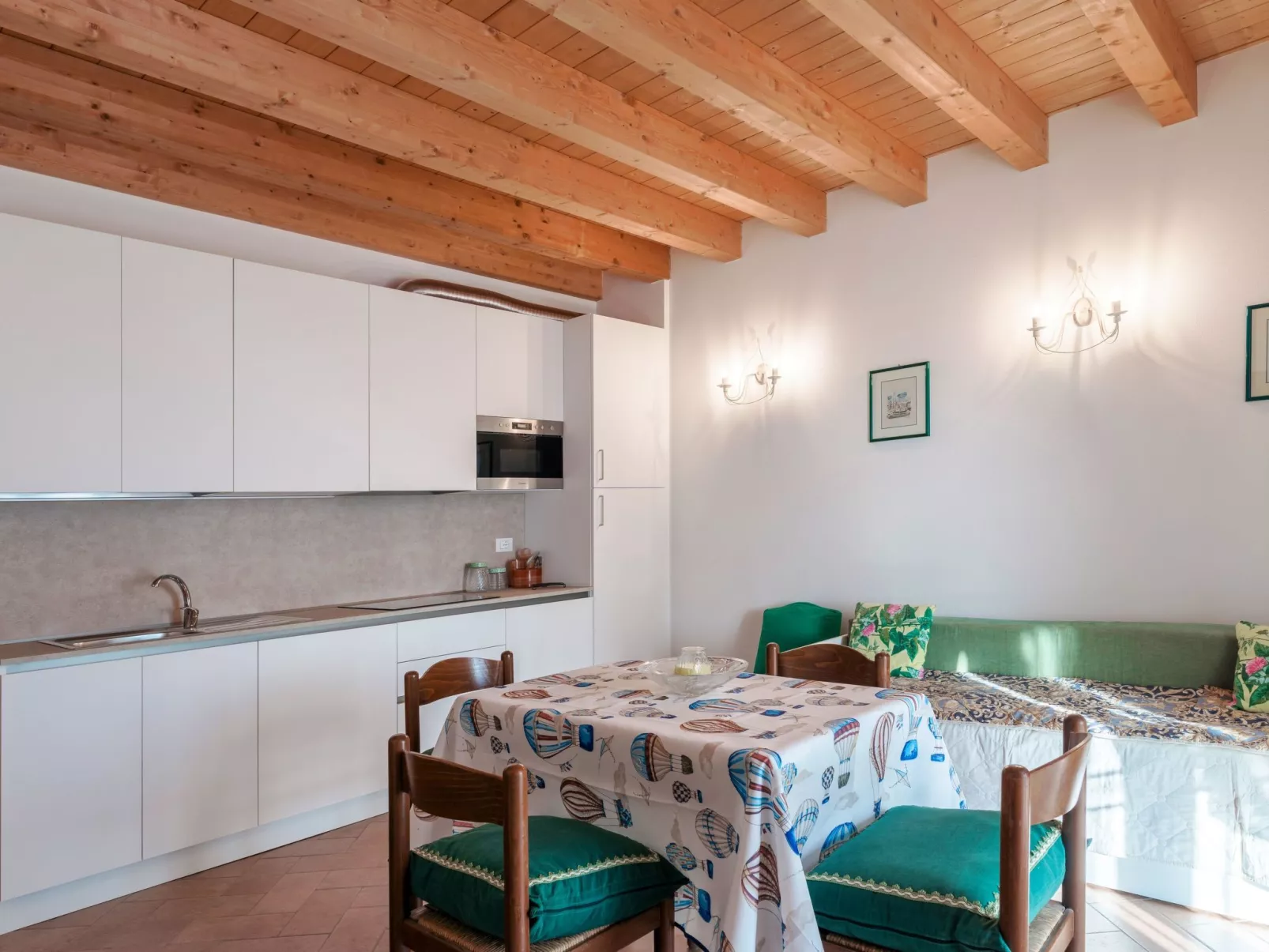 Zweizimmerwohnung mit Doppelbett und zwei Schlafsofas - Image-tags.info