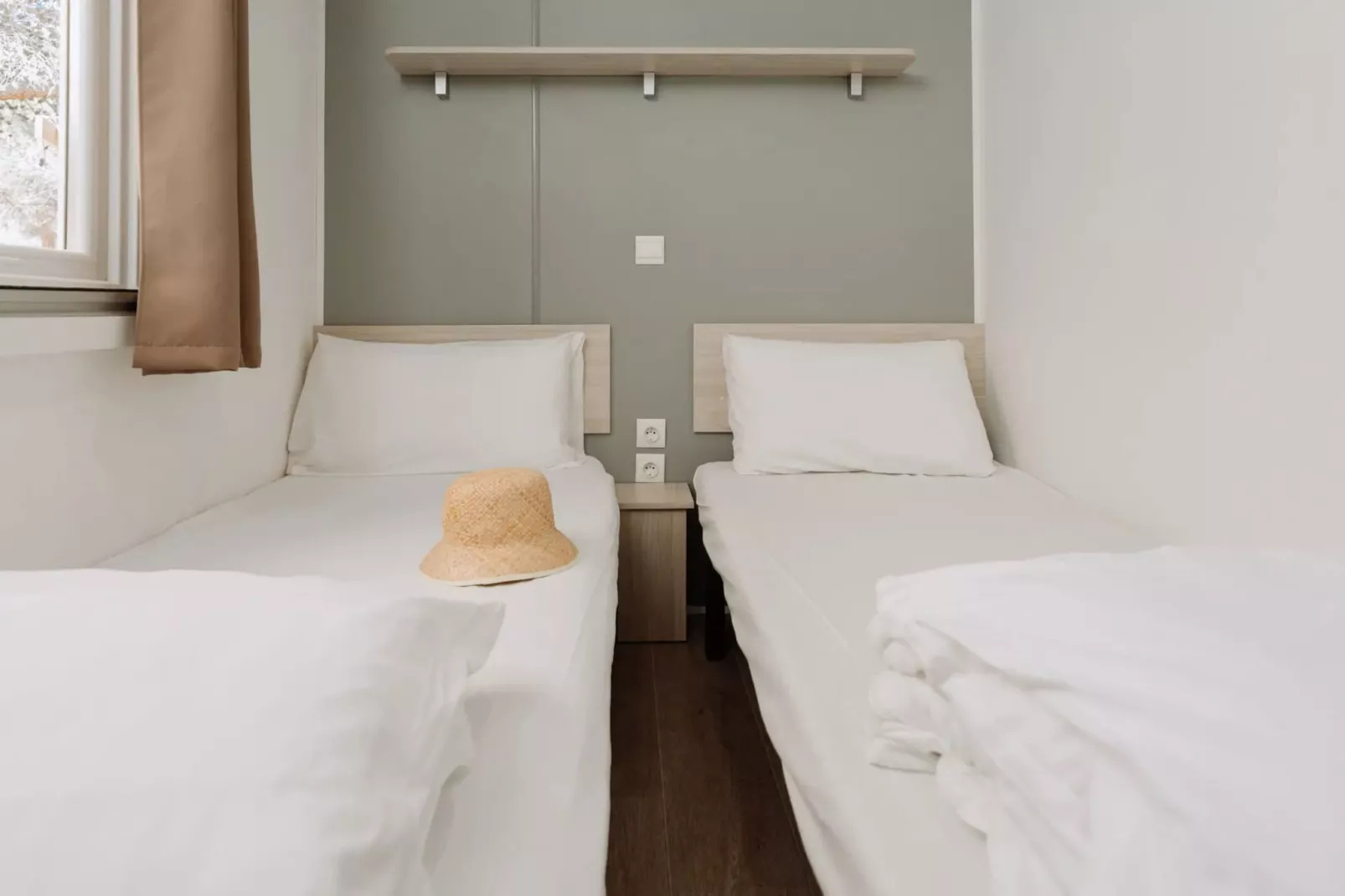 HOLA CAMP SITGES GARROFER-Bungalow Comfort 6-Slaapkamer