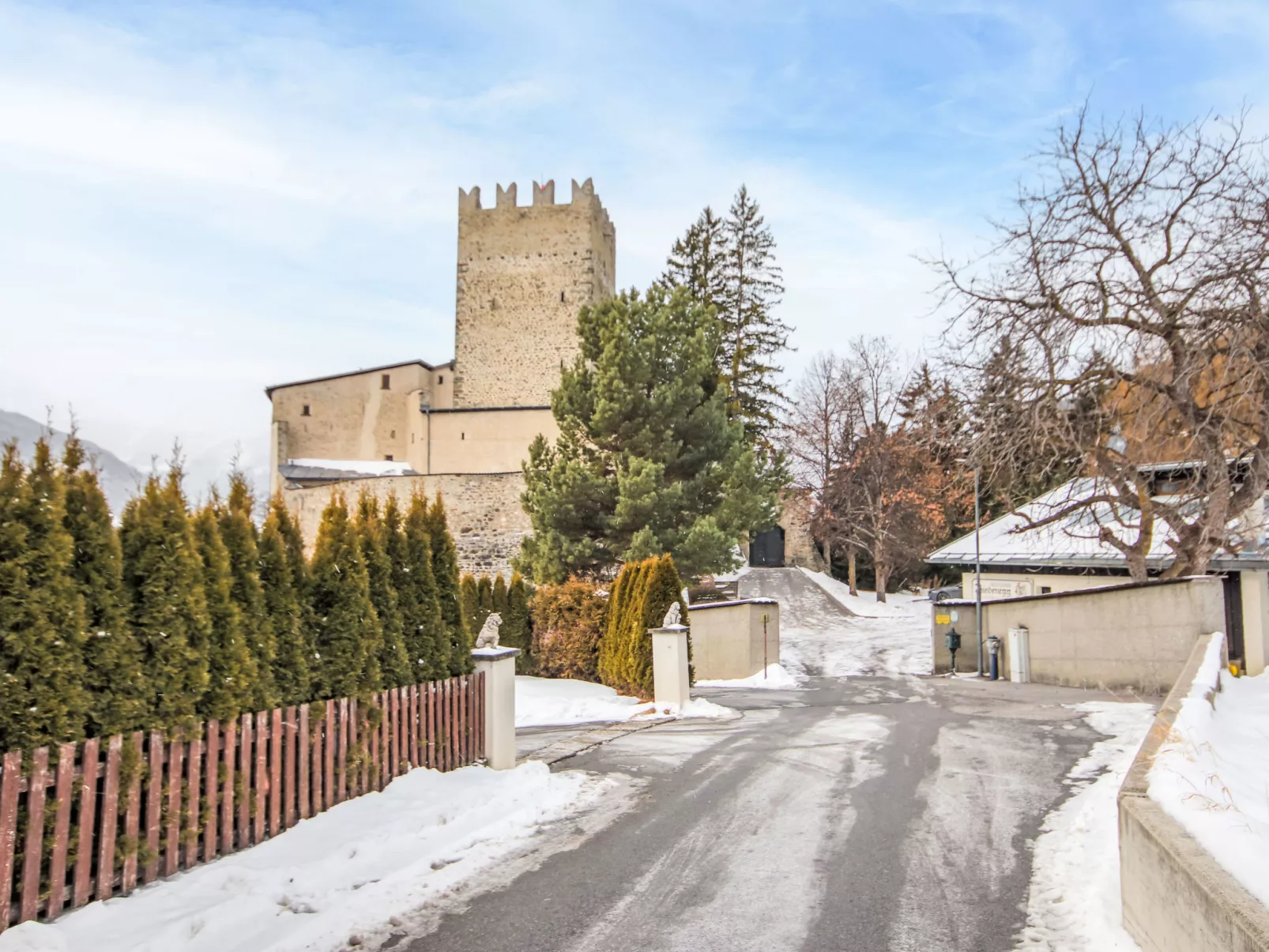 Burg Biedenegg, Niedermontani-Buiten