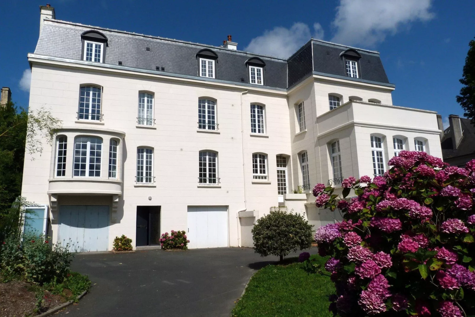 Flat first floor in Coutances-Buitenkant zomer