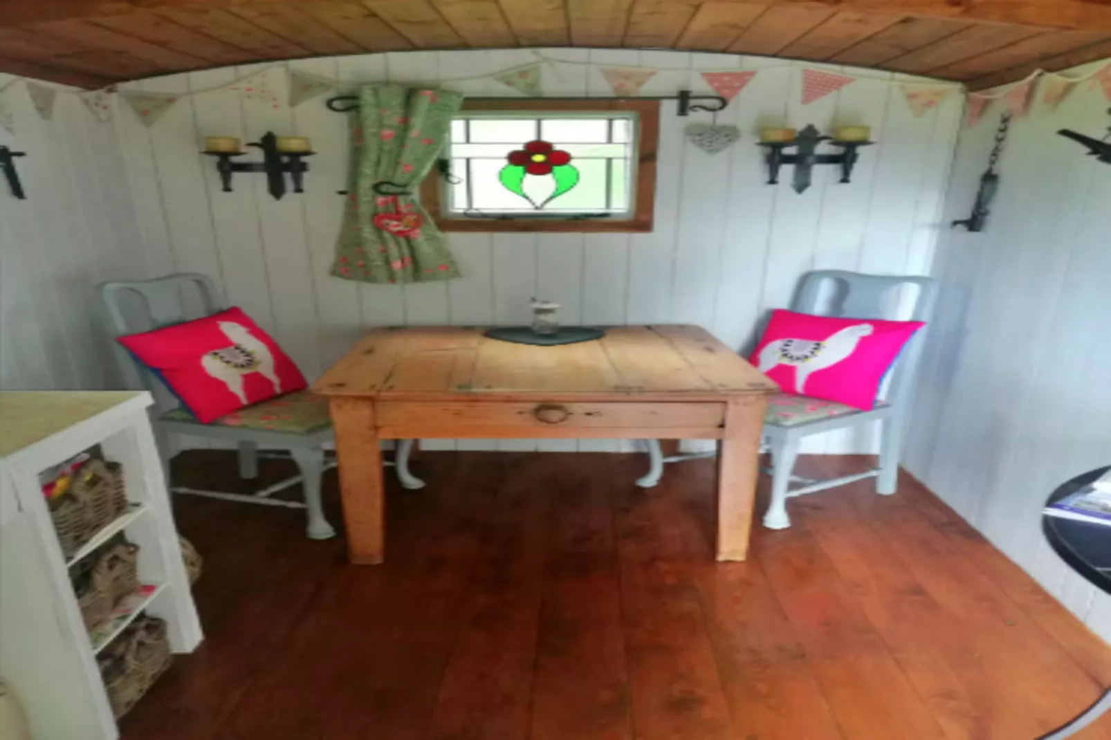 Shepherd's Hut at Hilltop Farm-Keuken
