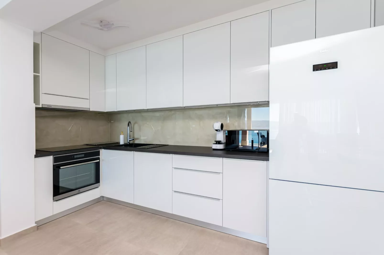 Apartments Hope (Dugi Rat) - Three-Bedroom Apartment with Jacuzzi  (Stanko) - Keuken