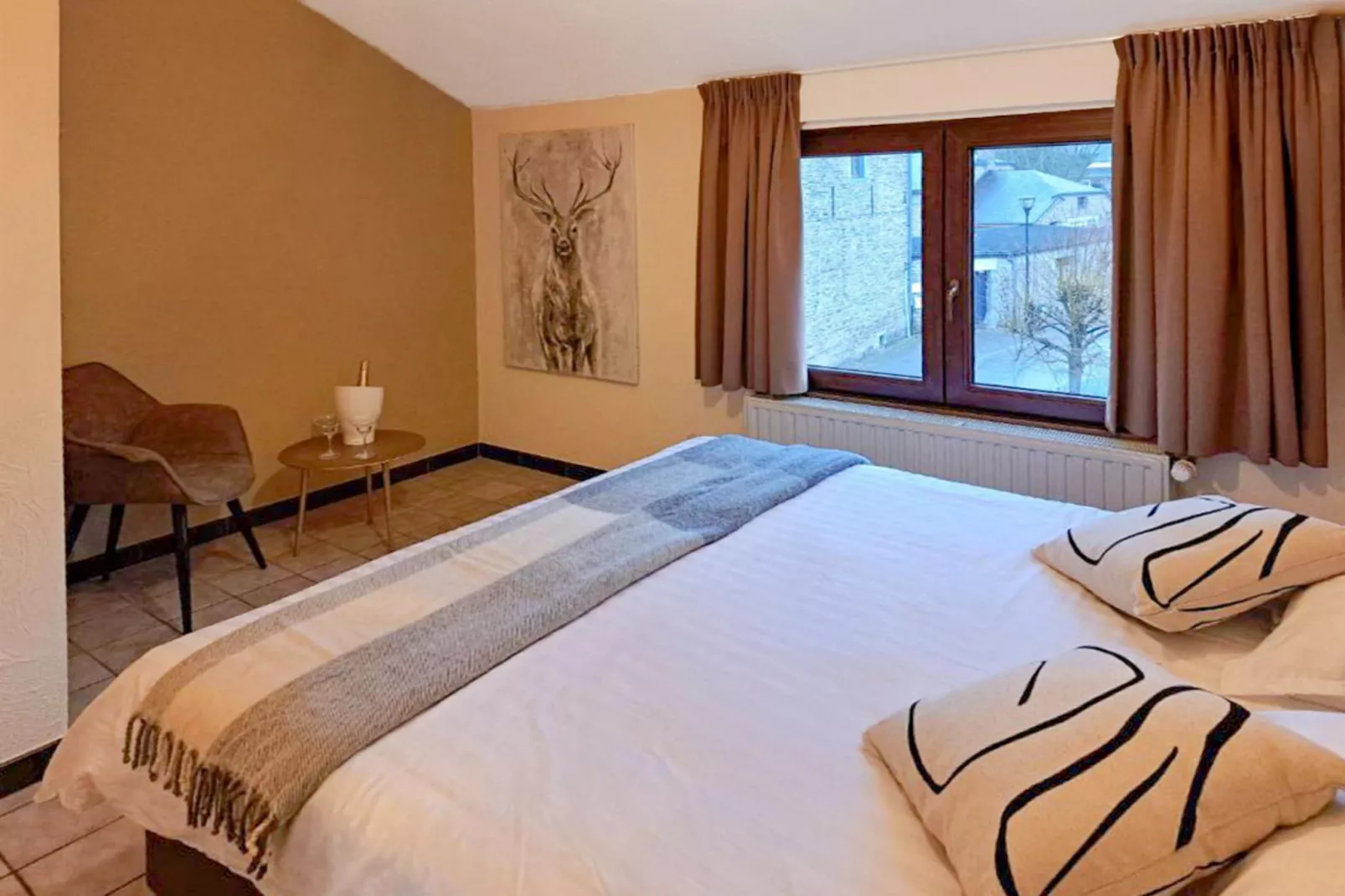 Au Coeur d'Alle - Double Room with Large Double Bed-Slaapkamer
