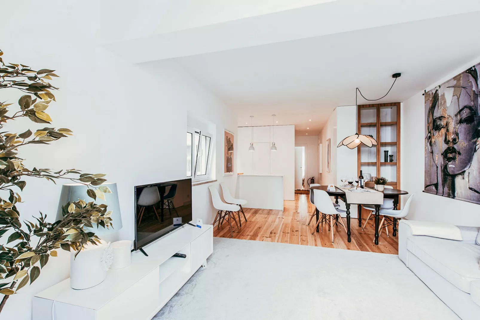 Modern & Charming Alges by GT House-Eetkamer