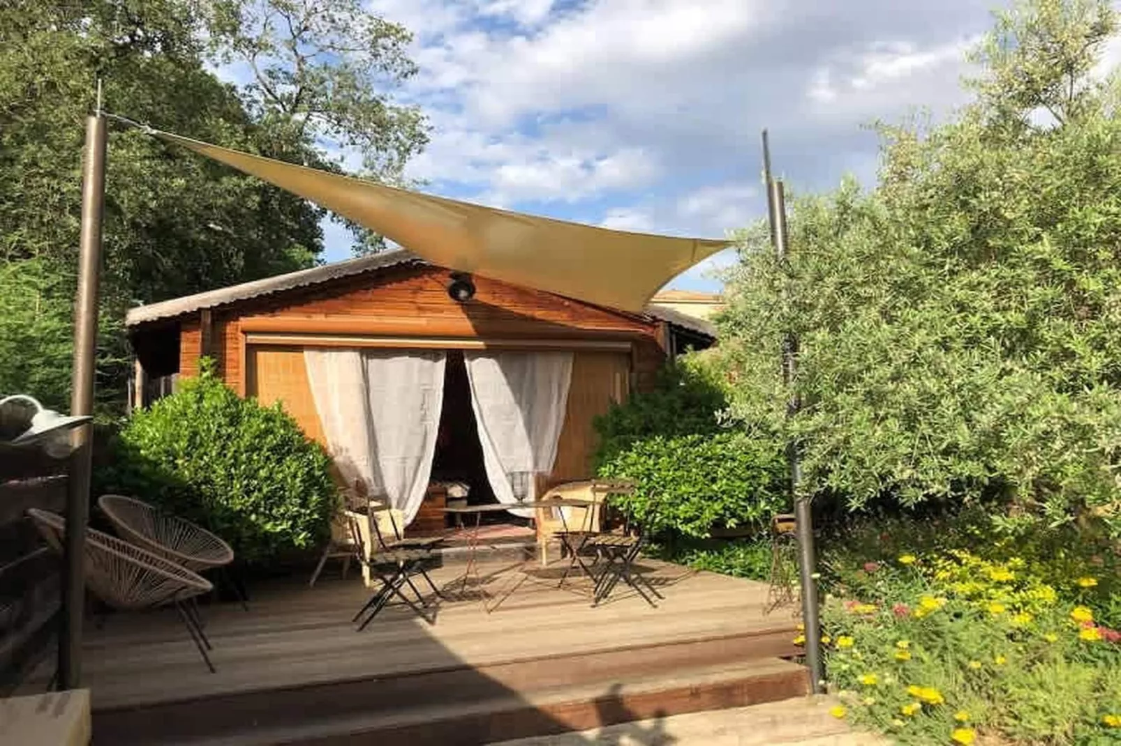 La Maison de Robion-Buitenkant zomer