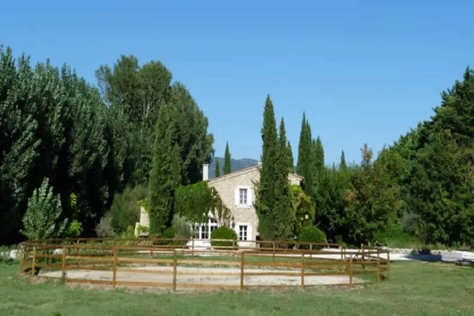 Villa provencale pour les amoureux de la nature en Lubéron-Buitenkant zomer