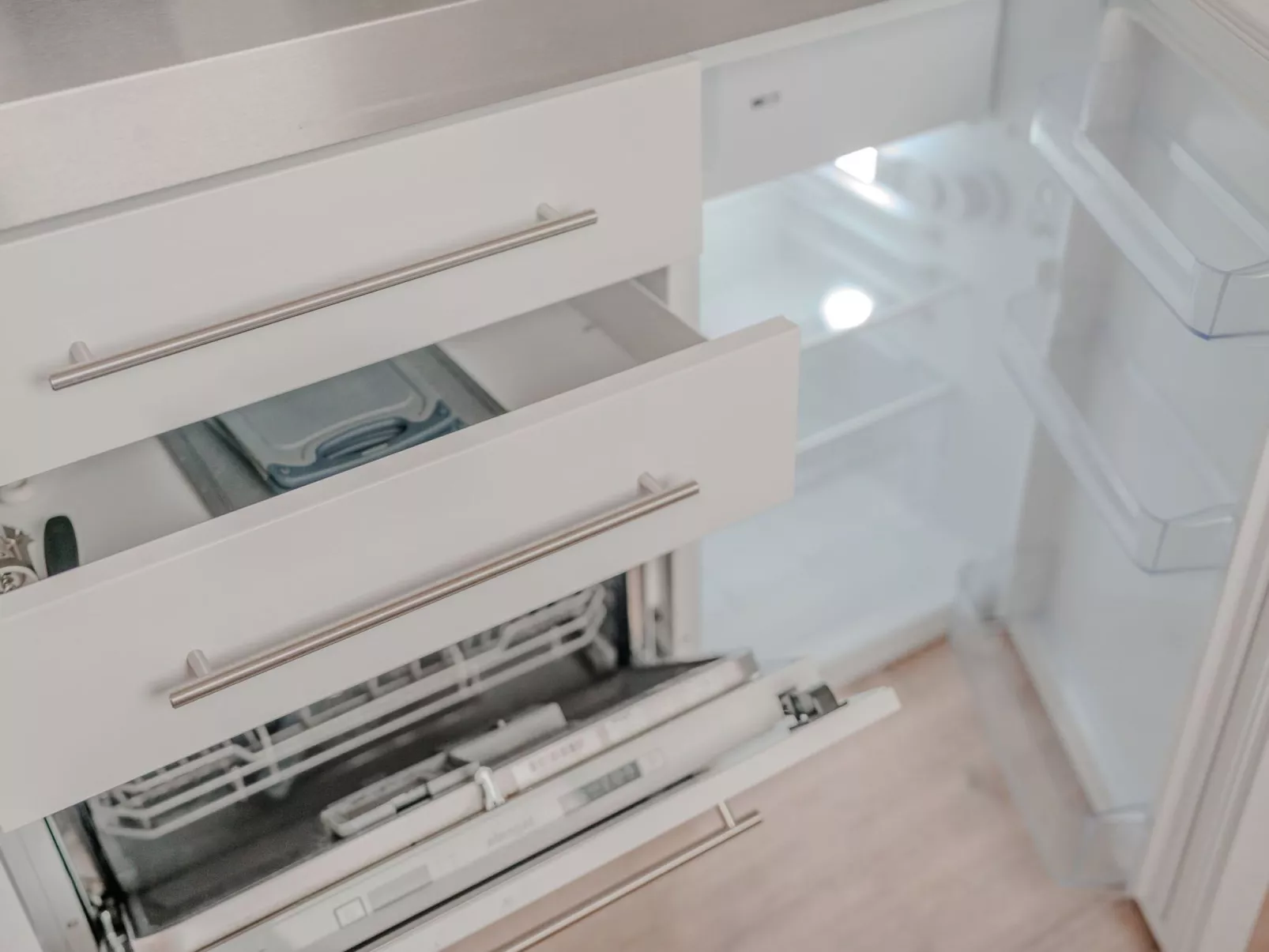 Apartment mit Küche, Arbeitsplatz und xxl Sofa - Image-tags.info