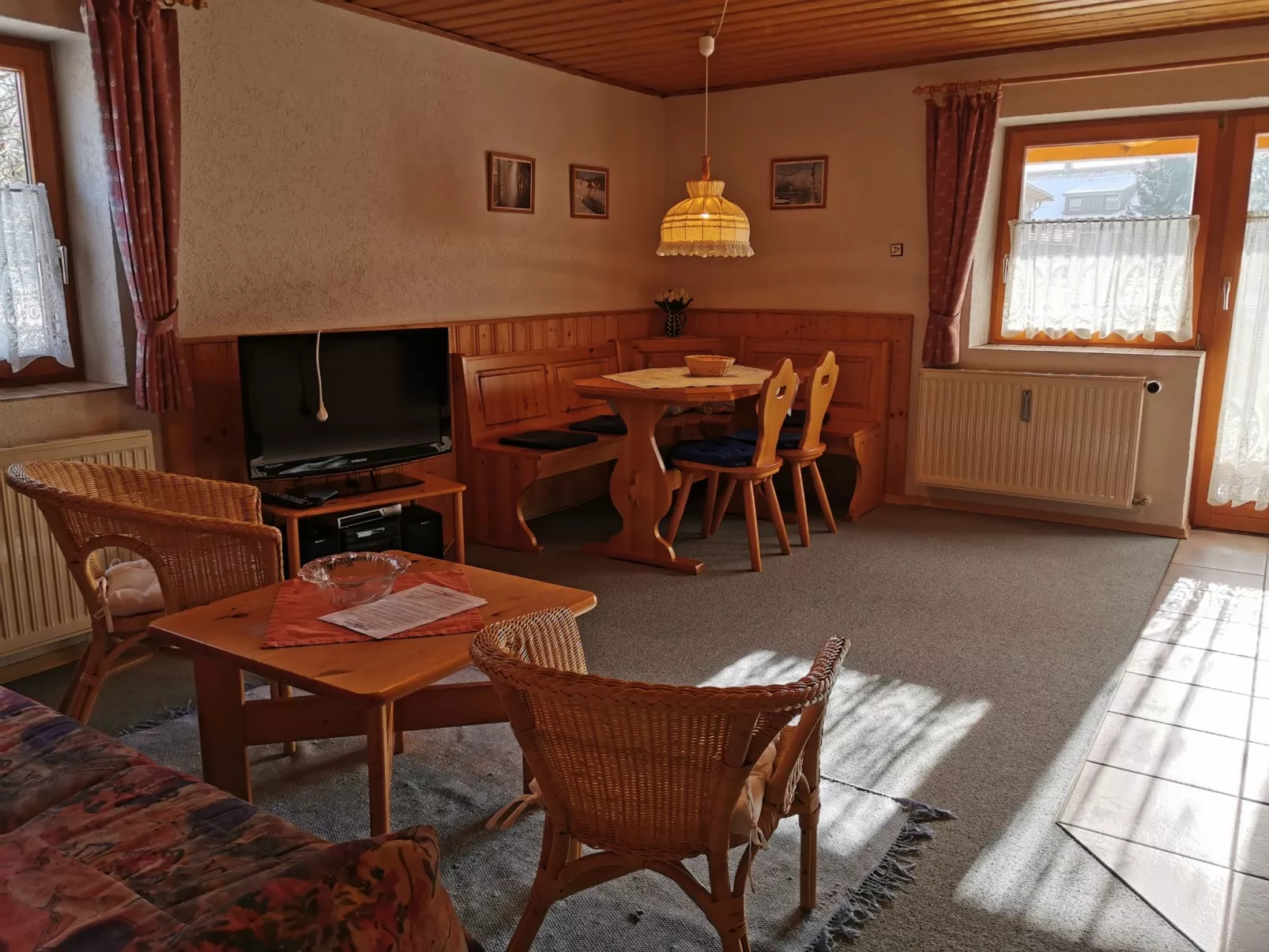 Mit komplett eingerichteter Küchenzeile im Wohnraum - Image-tags.info