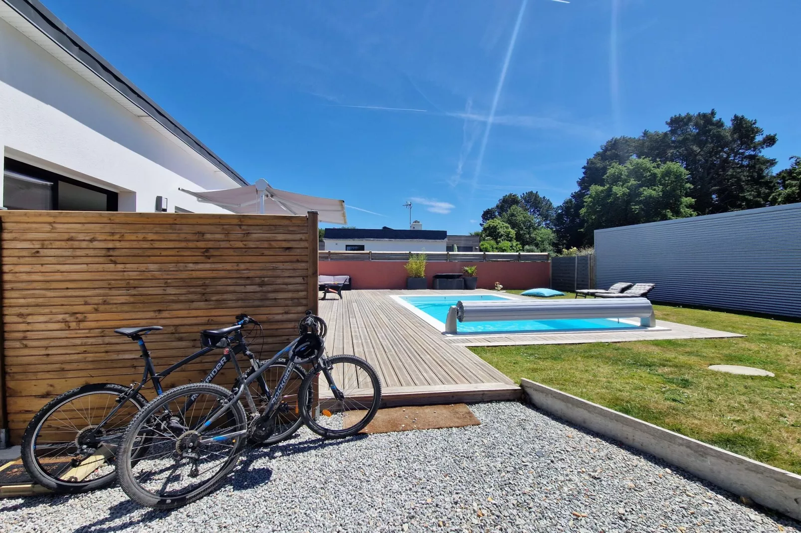 Holiday home with private pool Ploemeur-Tuinen zomer