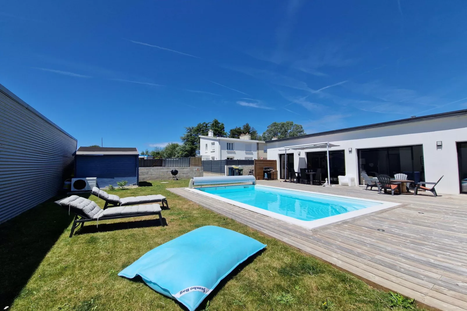 Holiday home with private pool Ploemeur-Tuinen zomer