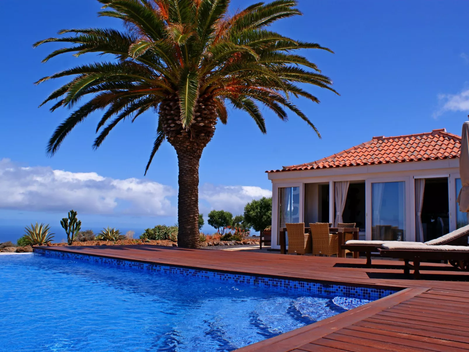 Romantische Ferienvilla mit Infinity-Pool und Panoramameerblick - Image-tags.info