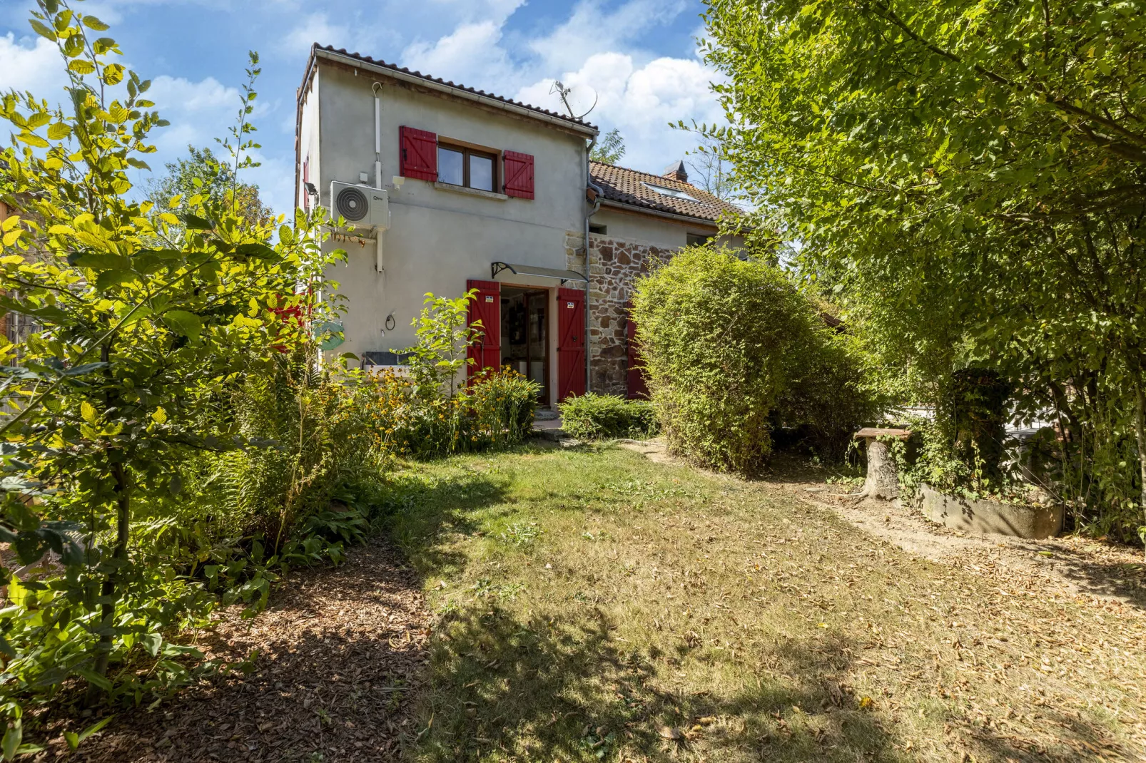 LA MAISON AUX VOLETS ROUGES