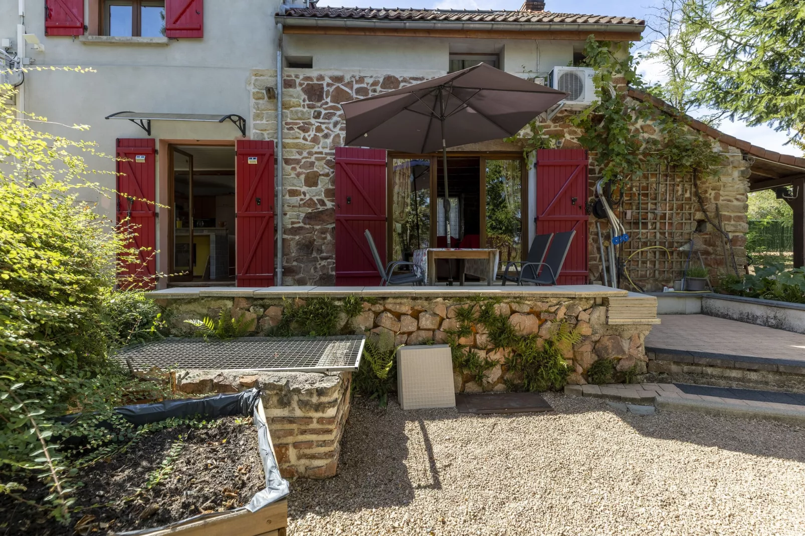 LA MAISON AUX VOLETS ROUGES-Buitenkant zomer