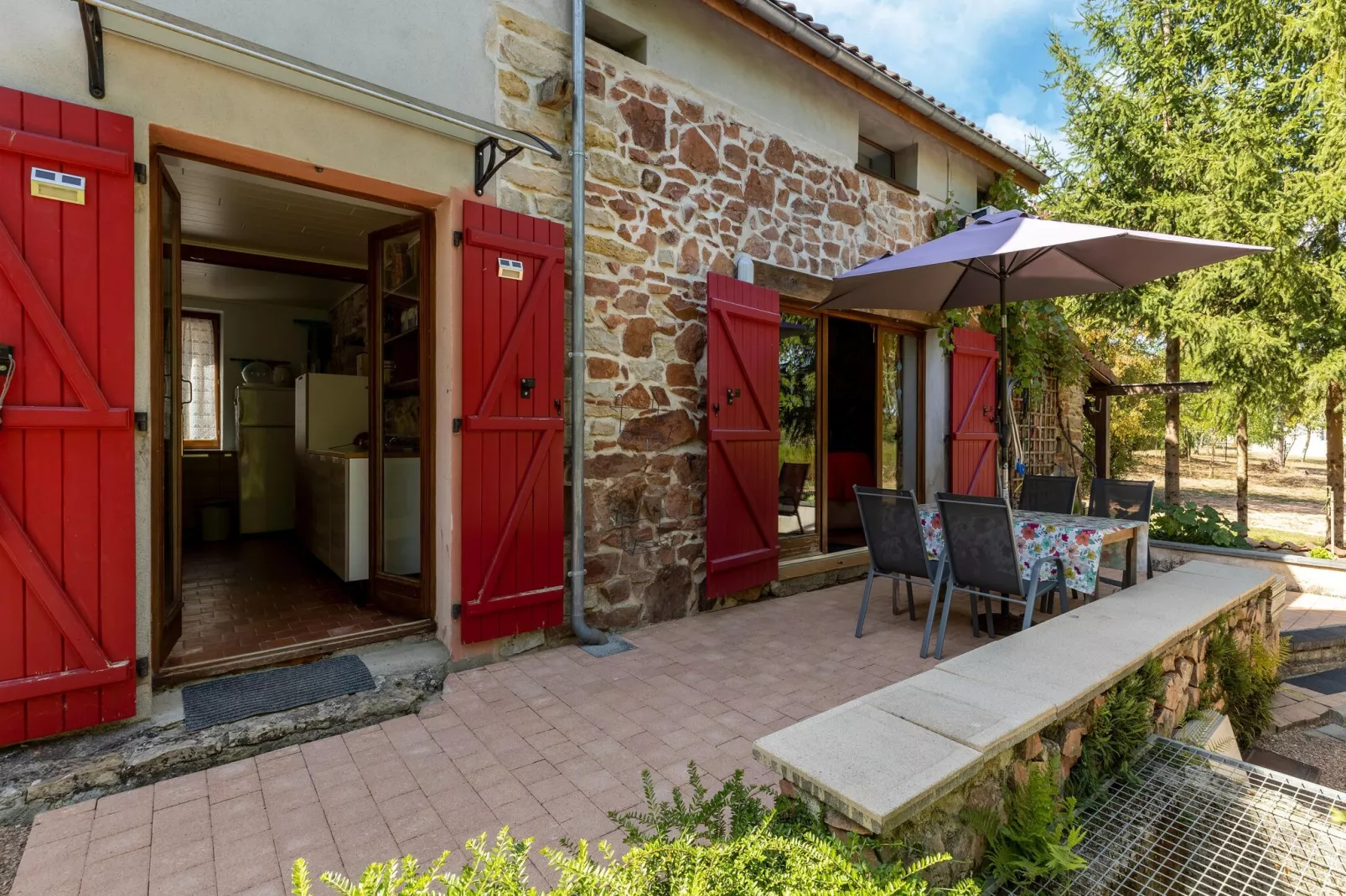 LA MAISON AUX VOLETS ROUGES-Buitenkant zomer