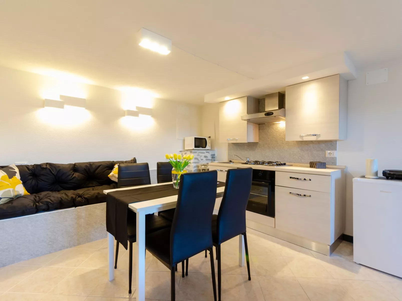 Einzimmerwohnung mit Terrasse und Blick auf den Berg - Image-tags.info