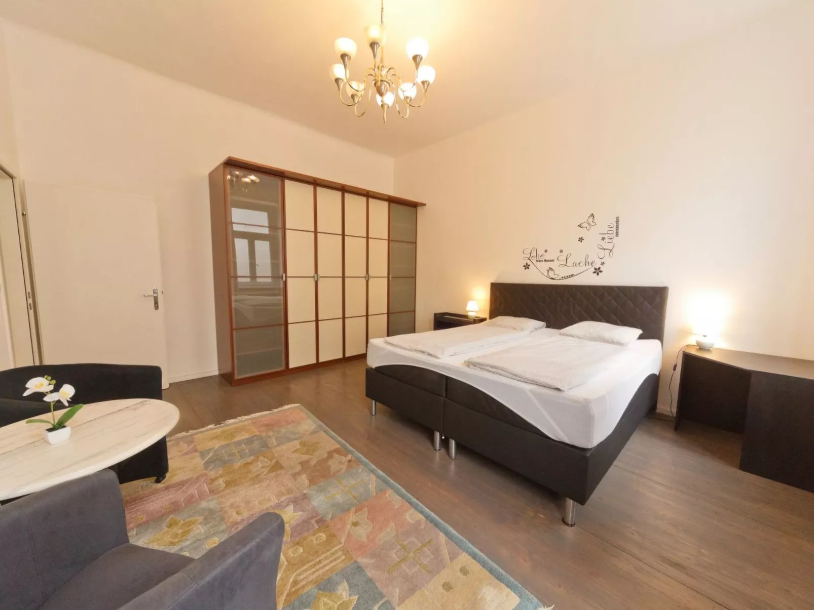 Große Ferienwohnung in Fünfhaus mit Garten - Image-tags.info