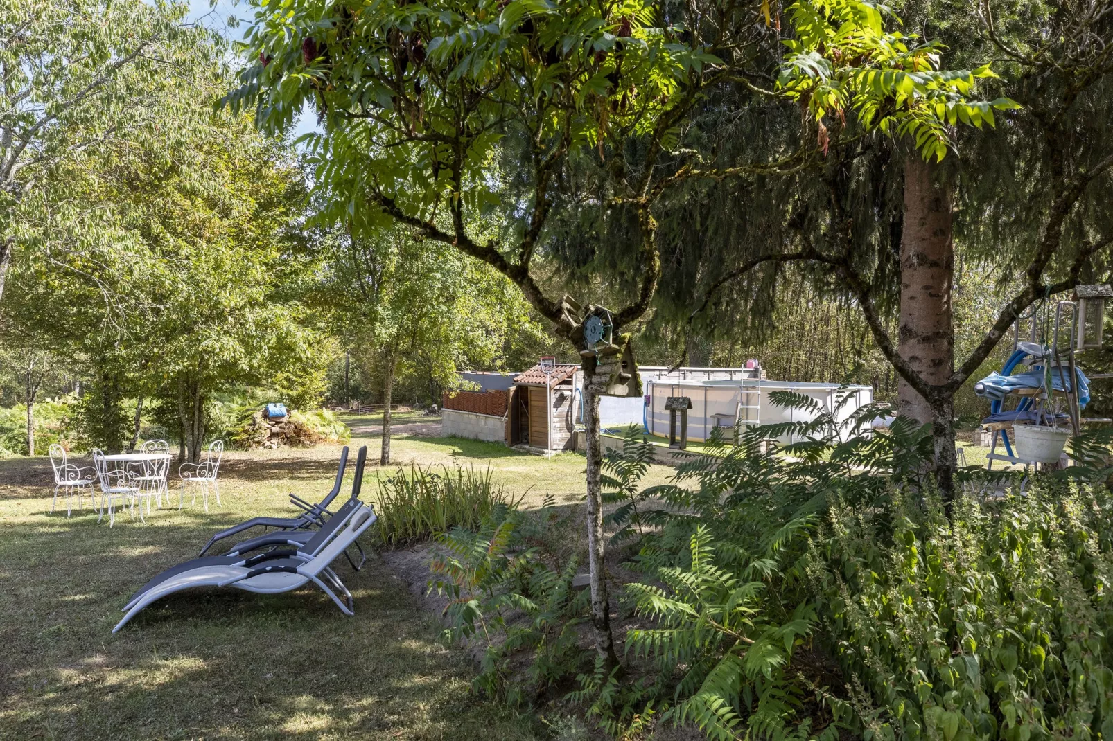 LA MAISON AUX VOLETS ROUGES-Tuinen zomer