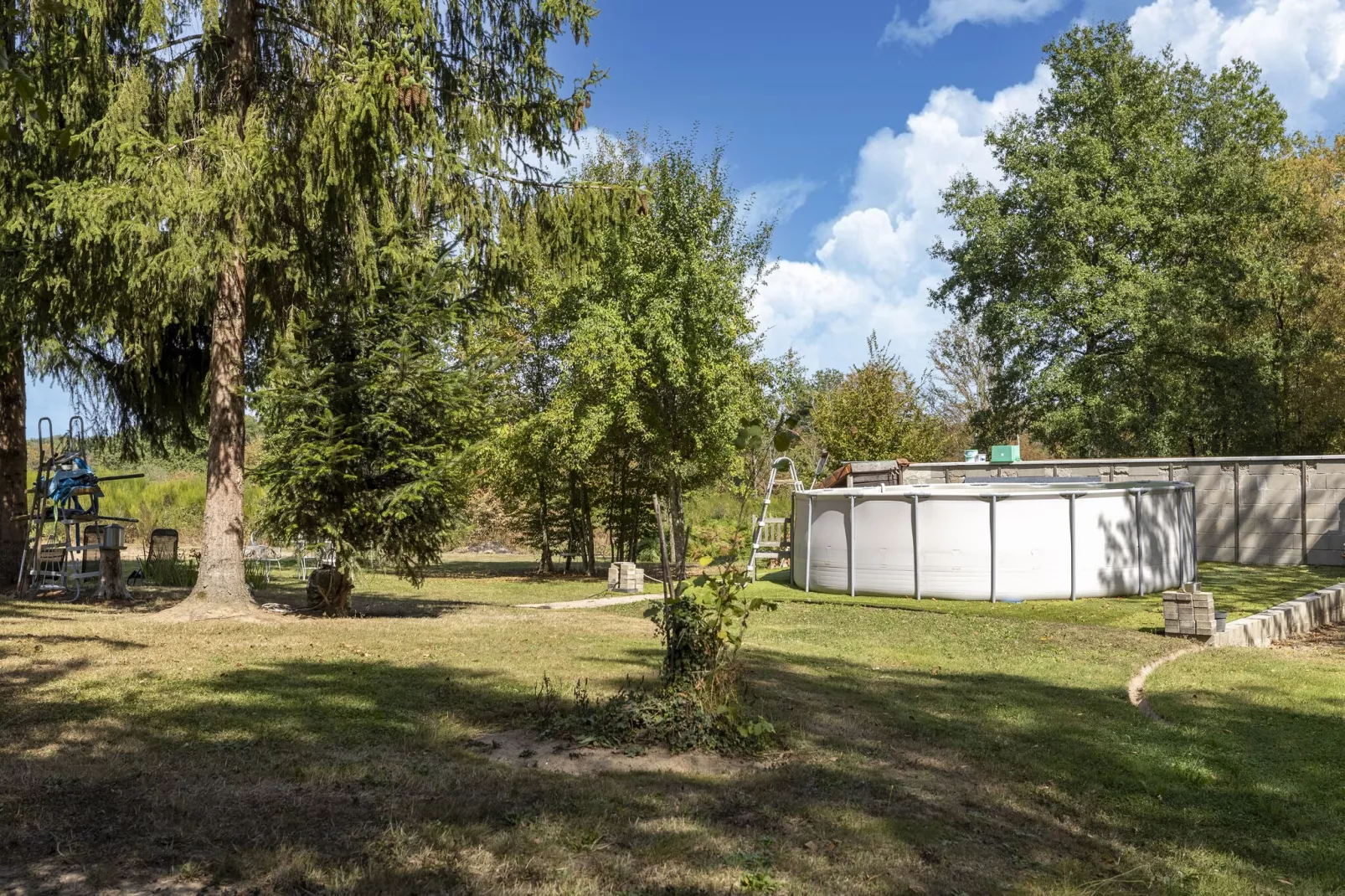 LA MAISON AUX VOLETS ROUGES-Tuinen zomer