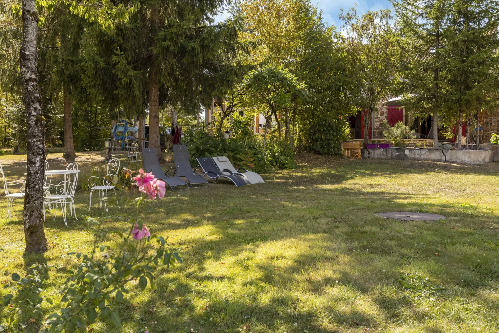 LA MAISON AUX VOLETS ROUGES-Tuinen zomer