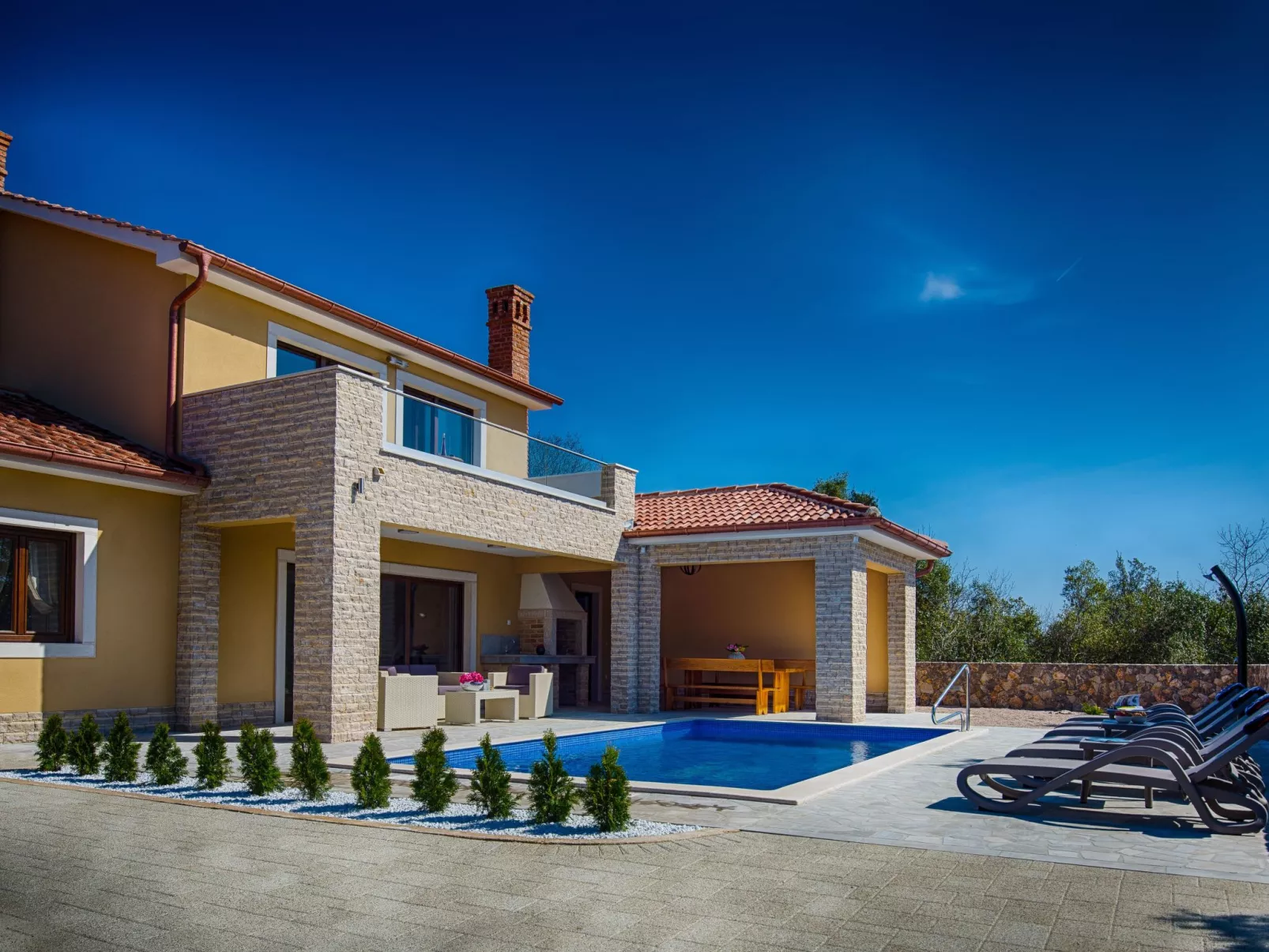 "Laura" mit Blick auf das Wasser - Image-tags.info