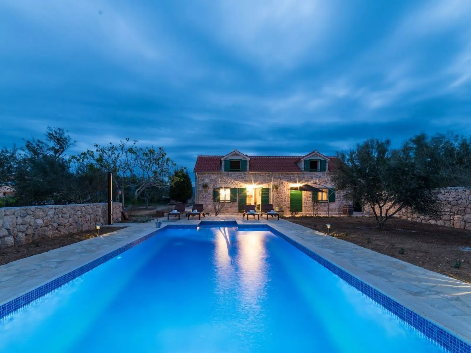 "Lipa" mit Schwimmbad - Image-tags.info