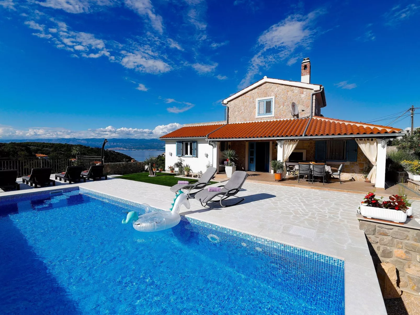 "Mela" mit Blick auf das Wasser - Image-tags.info