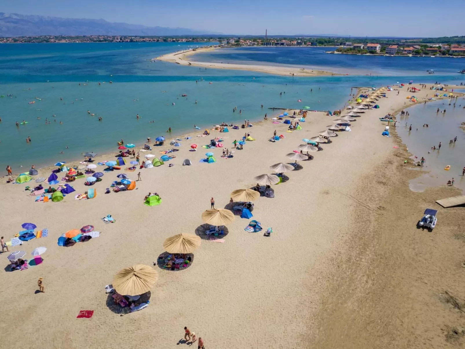 Strandhaus mit Pool in Meeresnähe - Image-tags.info