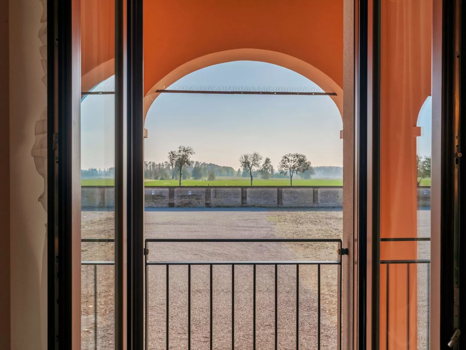 Zweizimmerwohnung mit Doppelbett und zwei Schlafsofas - Image-tags.info