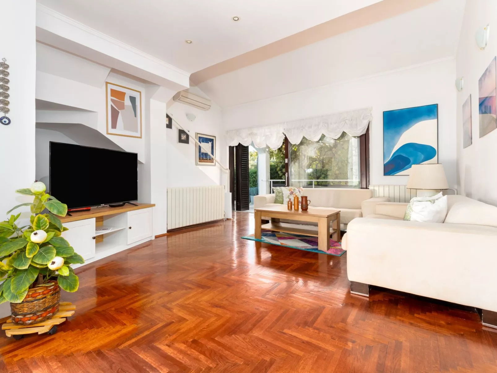 Mit Pool, großer Garten - Image-tags.info