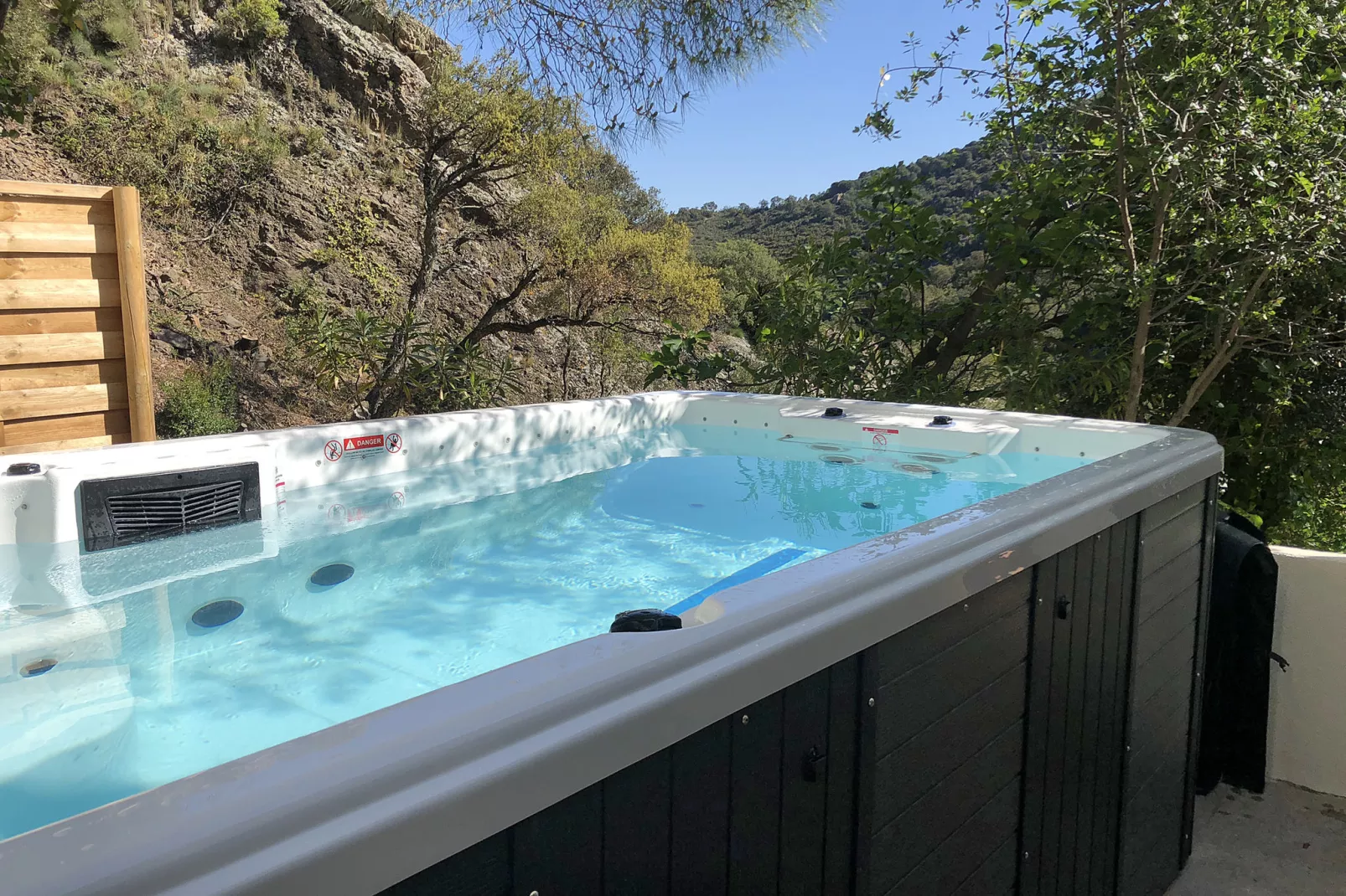 Sfeervolle villa in Sorède met een zwembad en bubbelbad-Zwembad