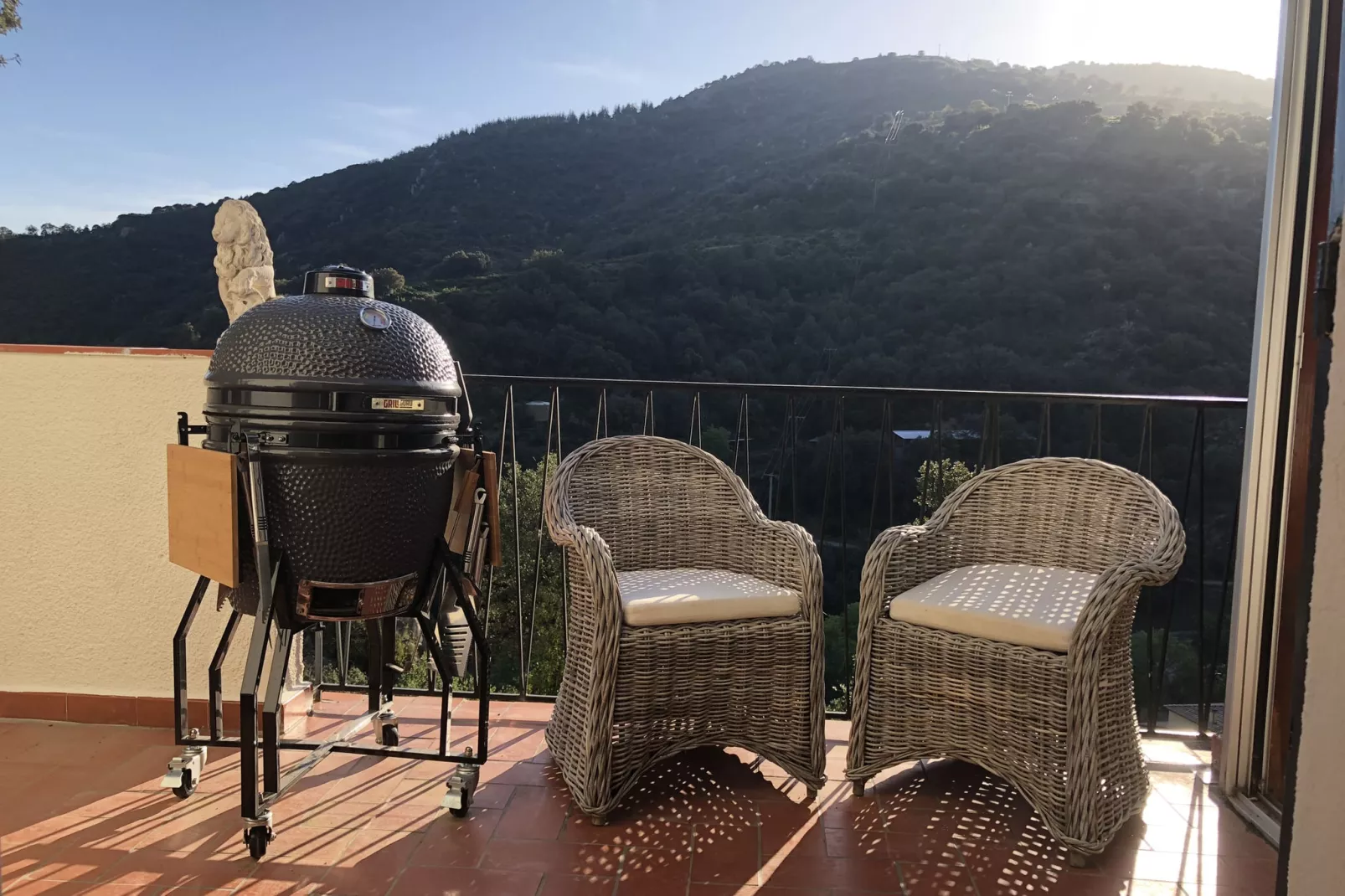 Sfeervolle villa in Sorède met een zwembad en bubbelbad-Terrasbalkon