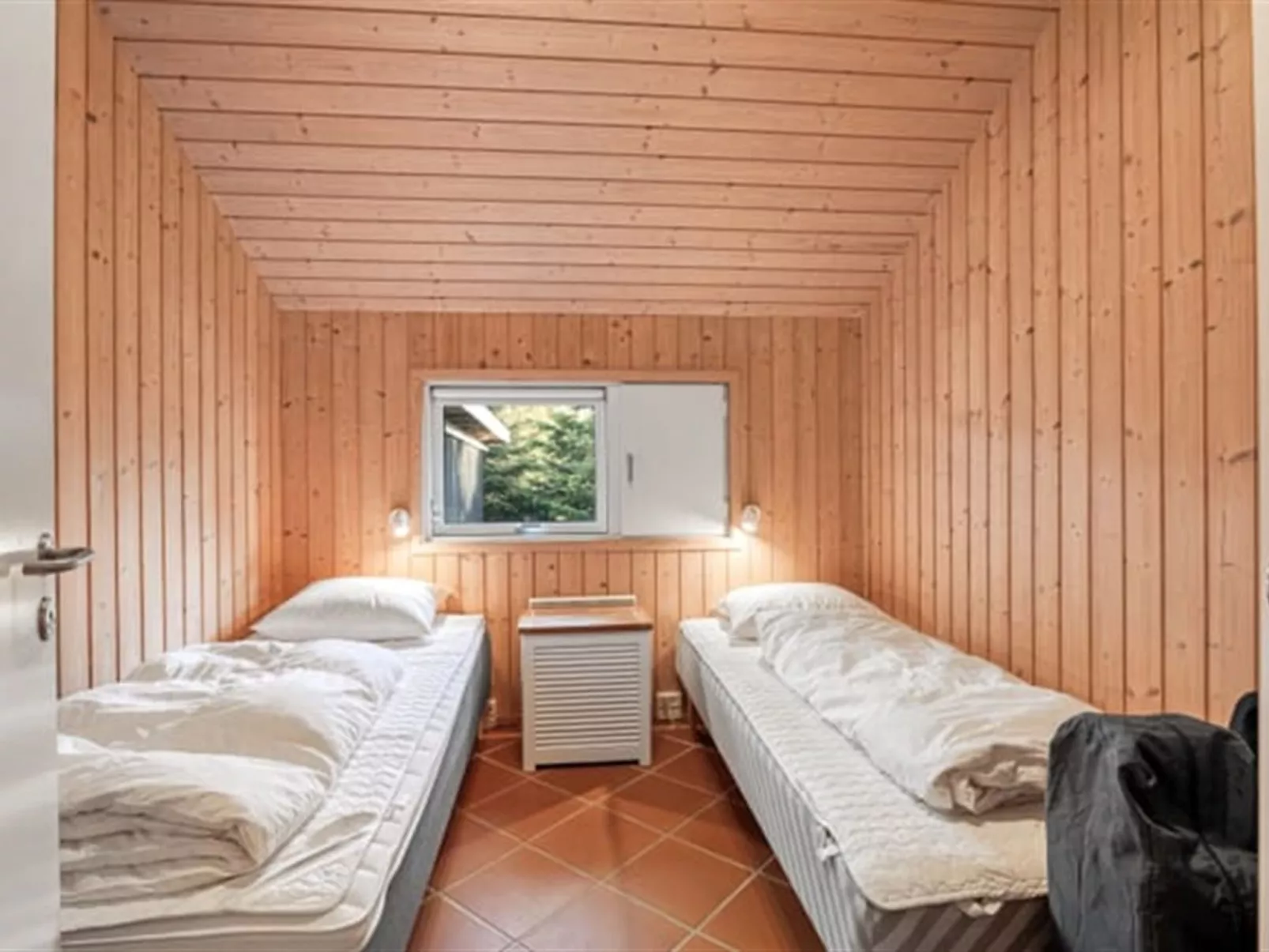 "Hollie" - 75m from the sea-Binnen