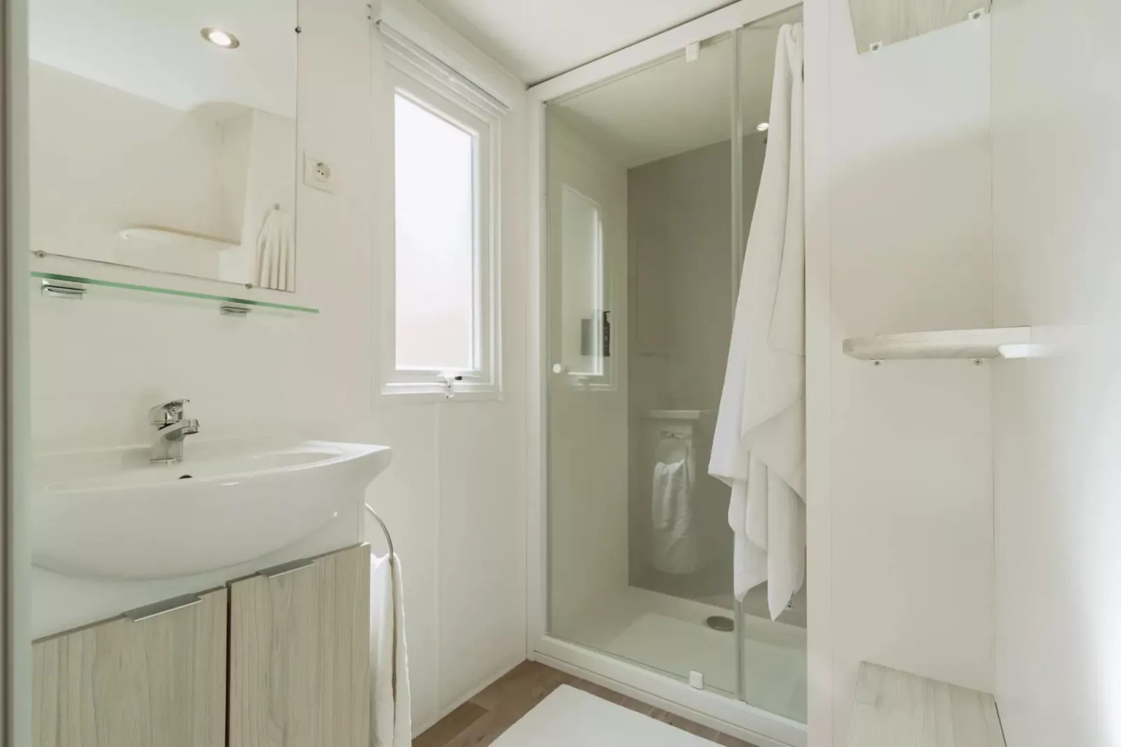 HOLA CAMP SITGES GARROFER-Bungalow Comfort 4-Badkamer