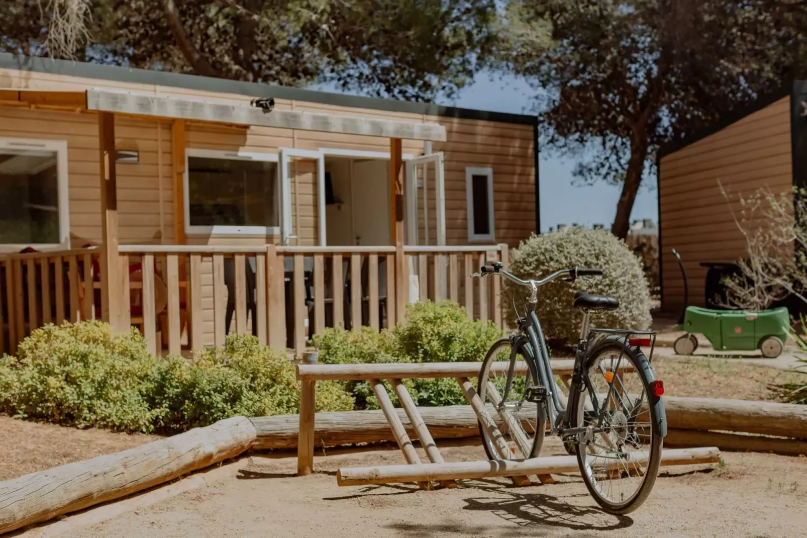 HOLA CAMP SITGES GARROFER-Bungalow Comfort 6-Terrasbalkon