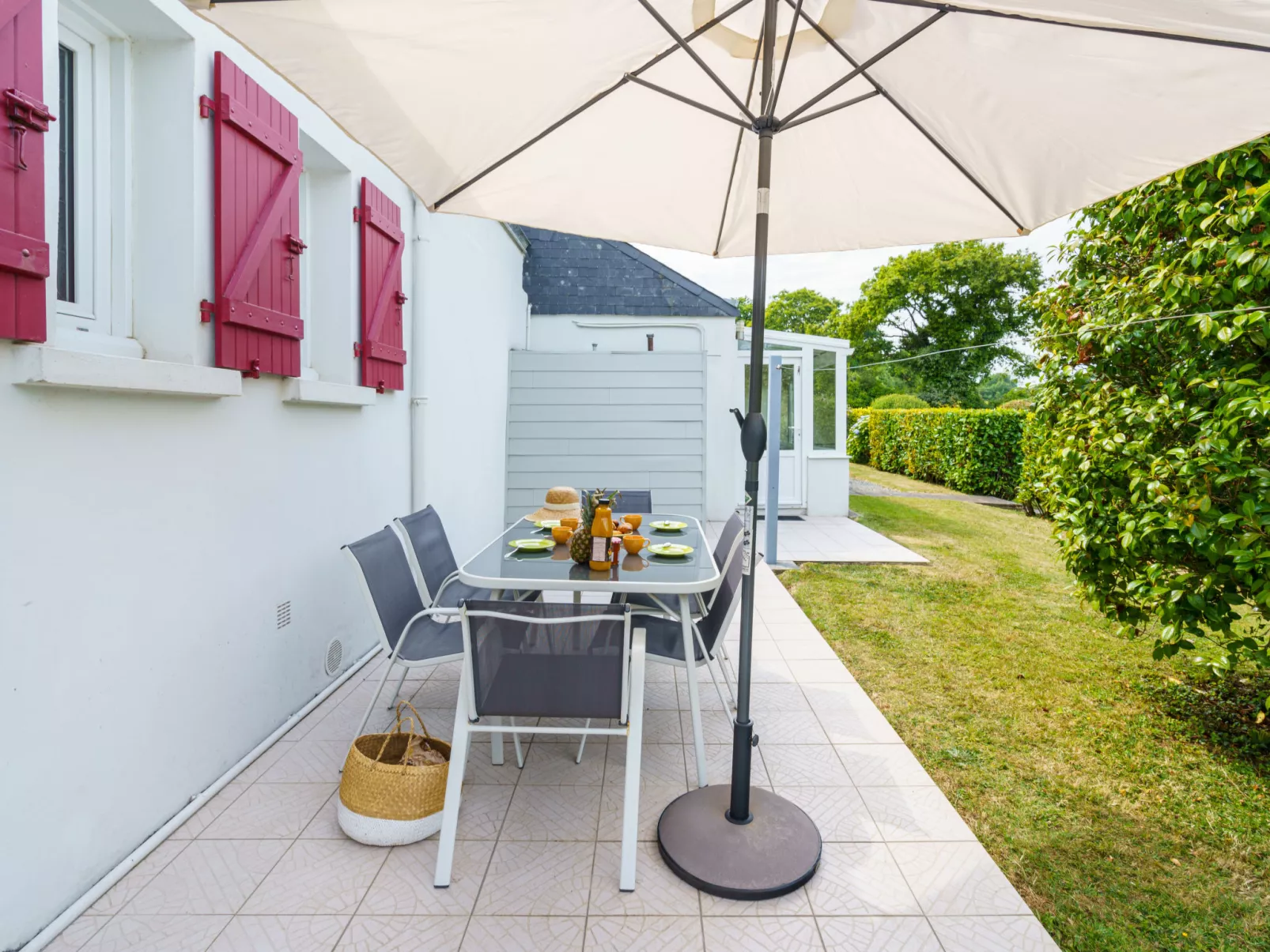 Les Volets Rouges-Buiten