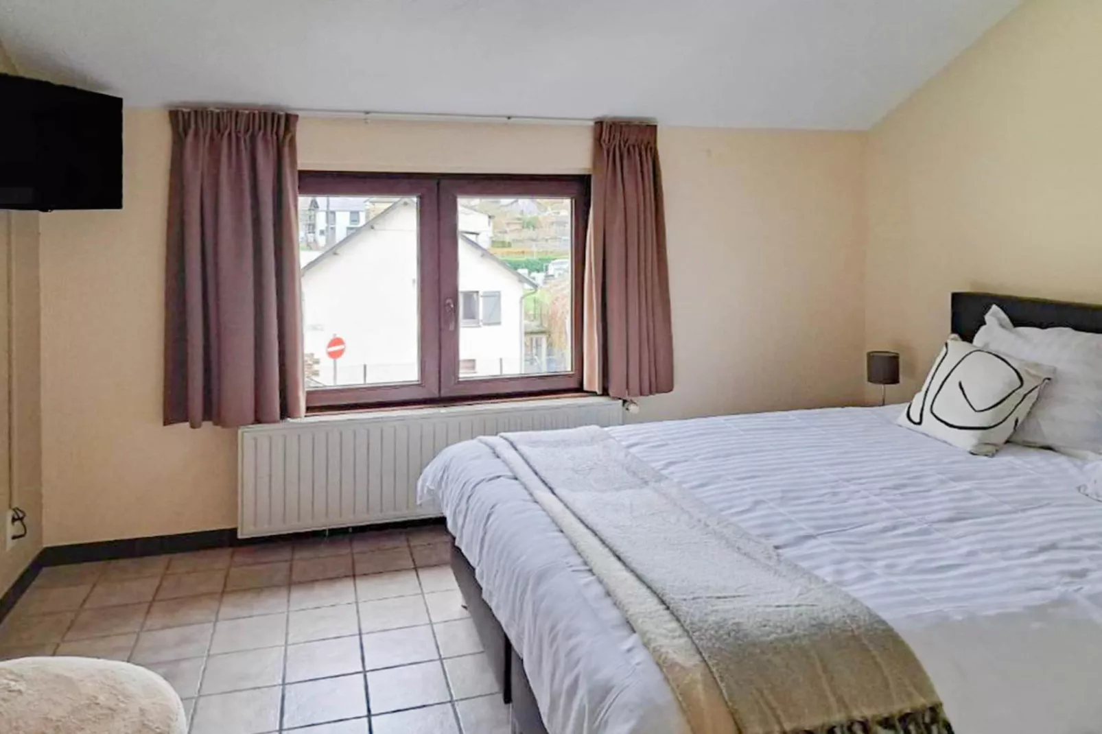 Au Coeur d'Alle - Double Room with Large Double Bed-Slaapkamer