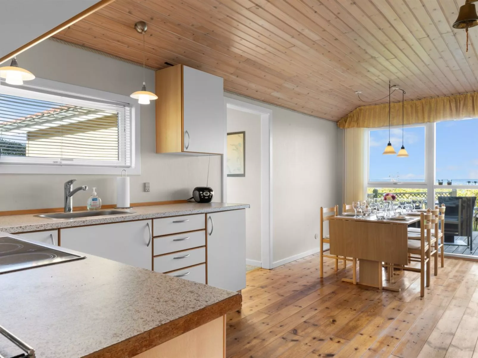 "Astrath" - 10m from the sea-Binnen