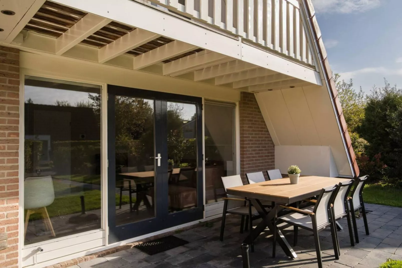 107 | Buizerd | Fijne bungalow met ruime tuin-Terrasbalkon