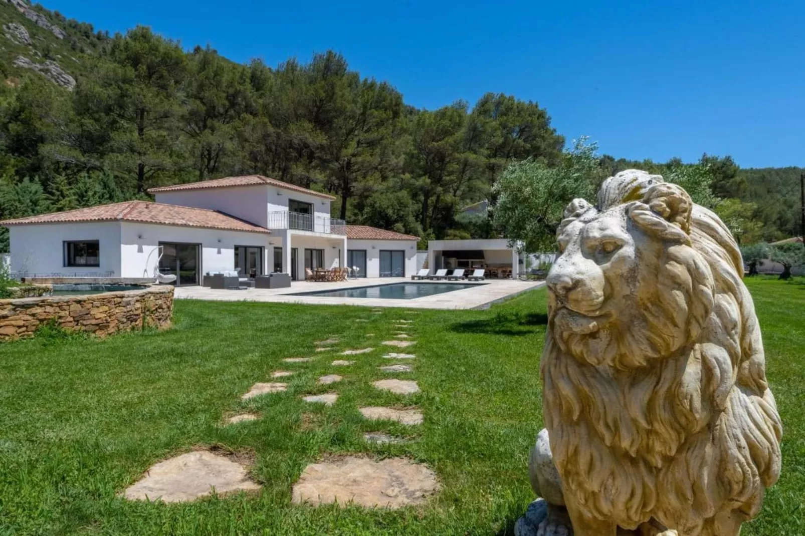 Villa avec piscine chauffée spa salle sport et cinéma-Buitenkant zomer