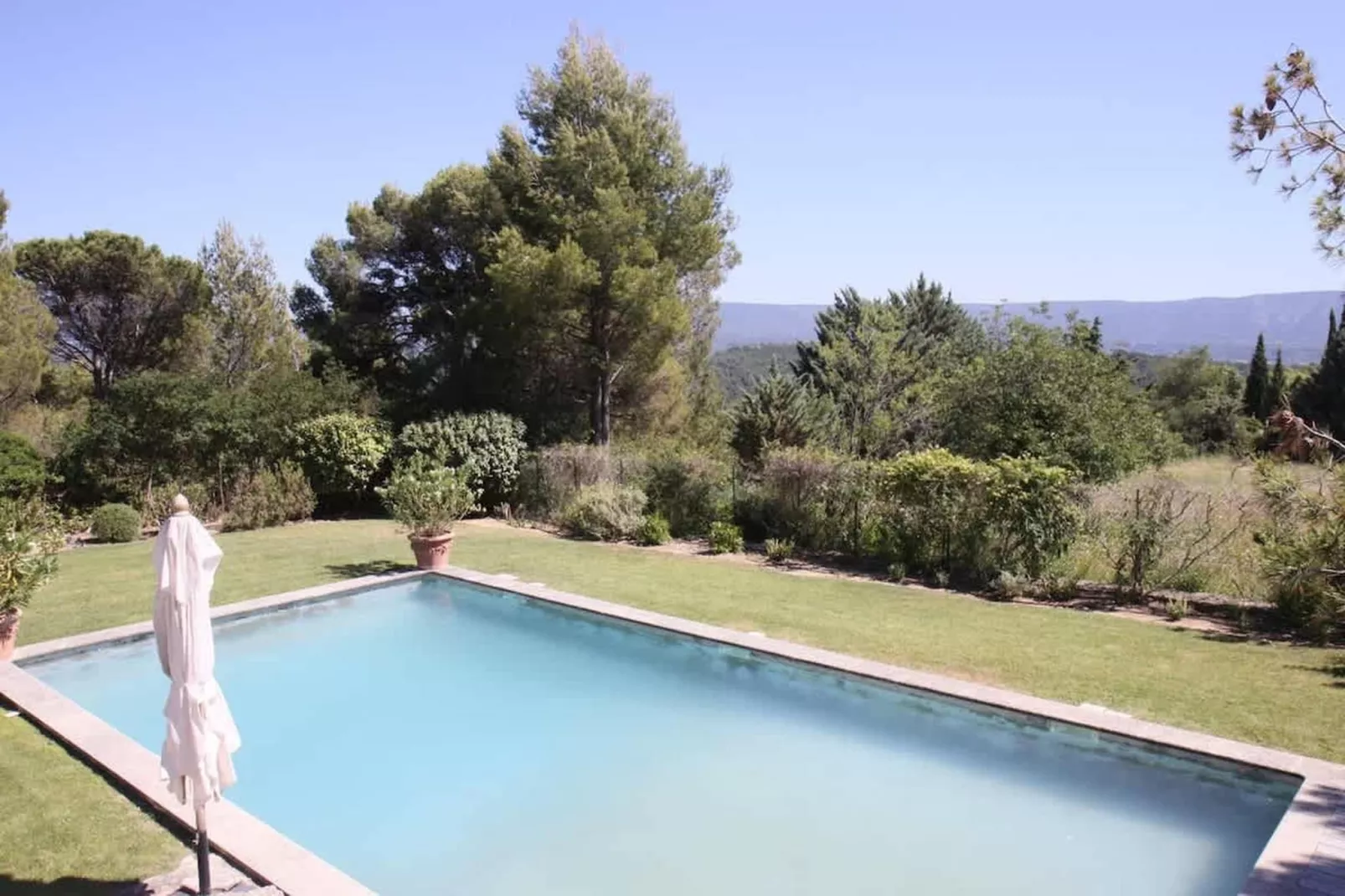 Bastide avec piscine 3 terrasses dans un écrin de verdure-Zwembad